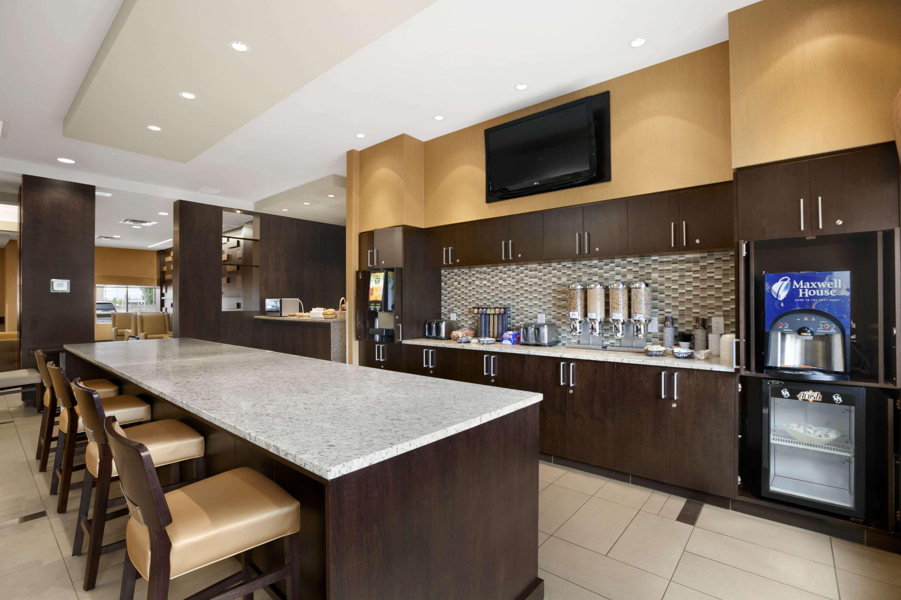 Restaurant Days Inn & Suites by Wyndham Winnipeg Airport Manitoba