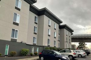 Alojamiento - SureStay Plus by Best Western SeaTac Airport