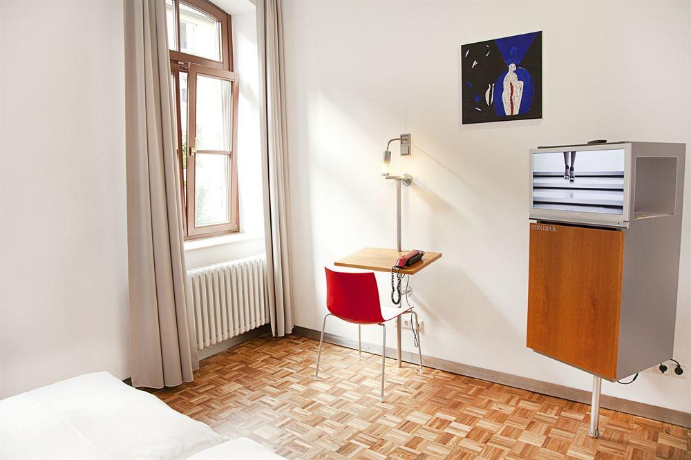 HOPPER Hotel et cetera by null
