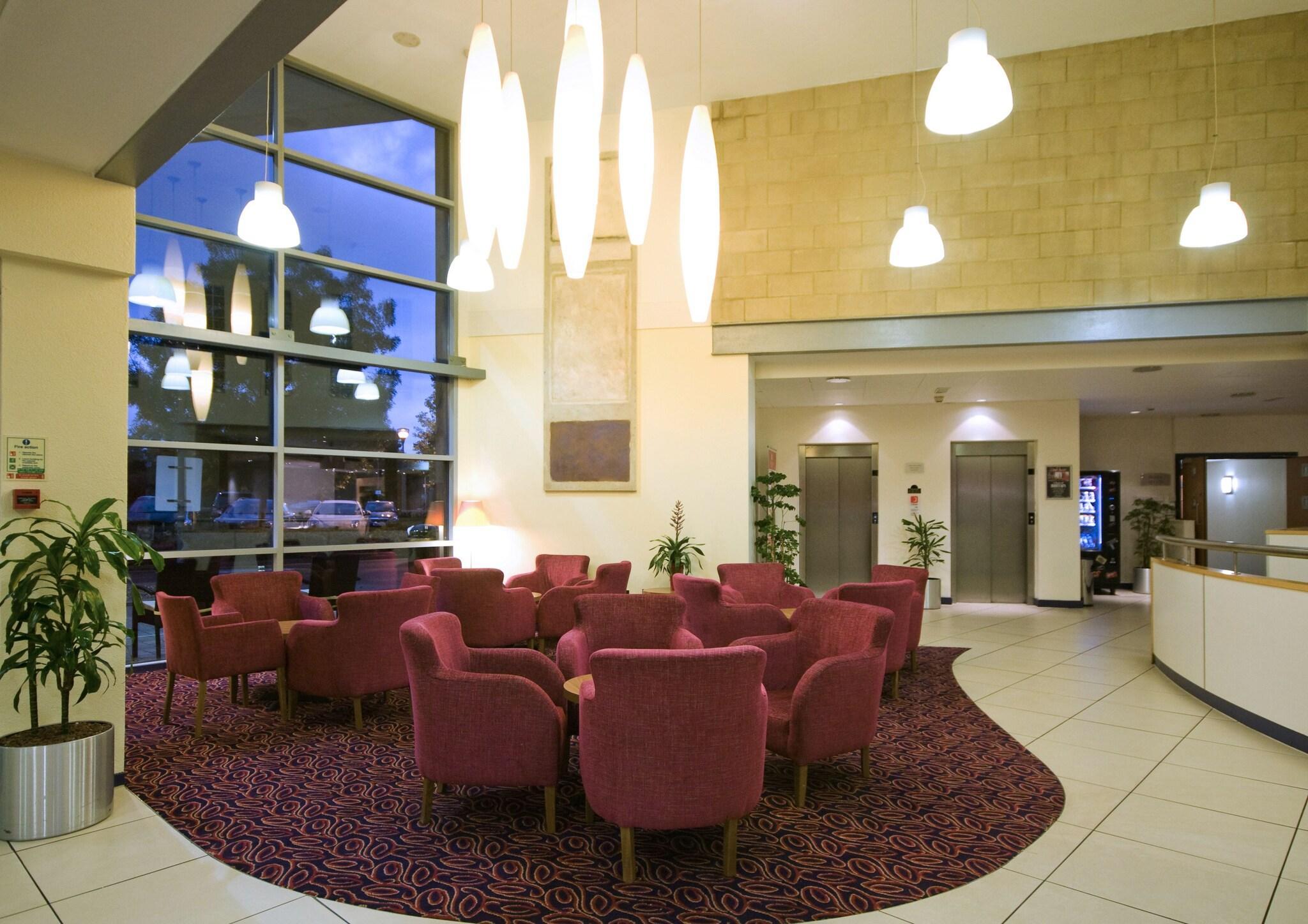 Vista Lobby Ramada by Wyndham London North M1
