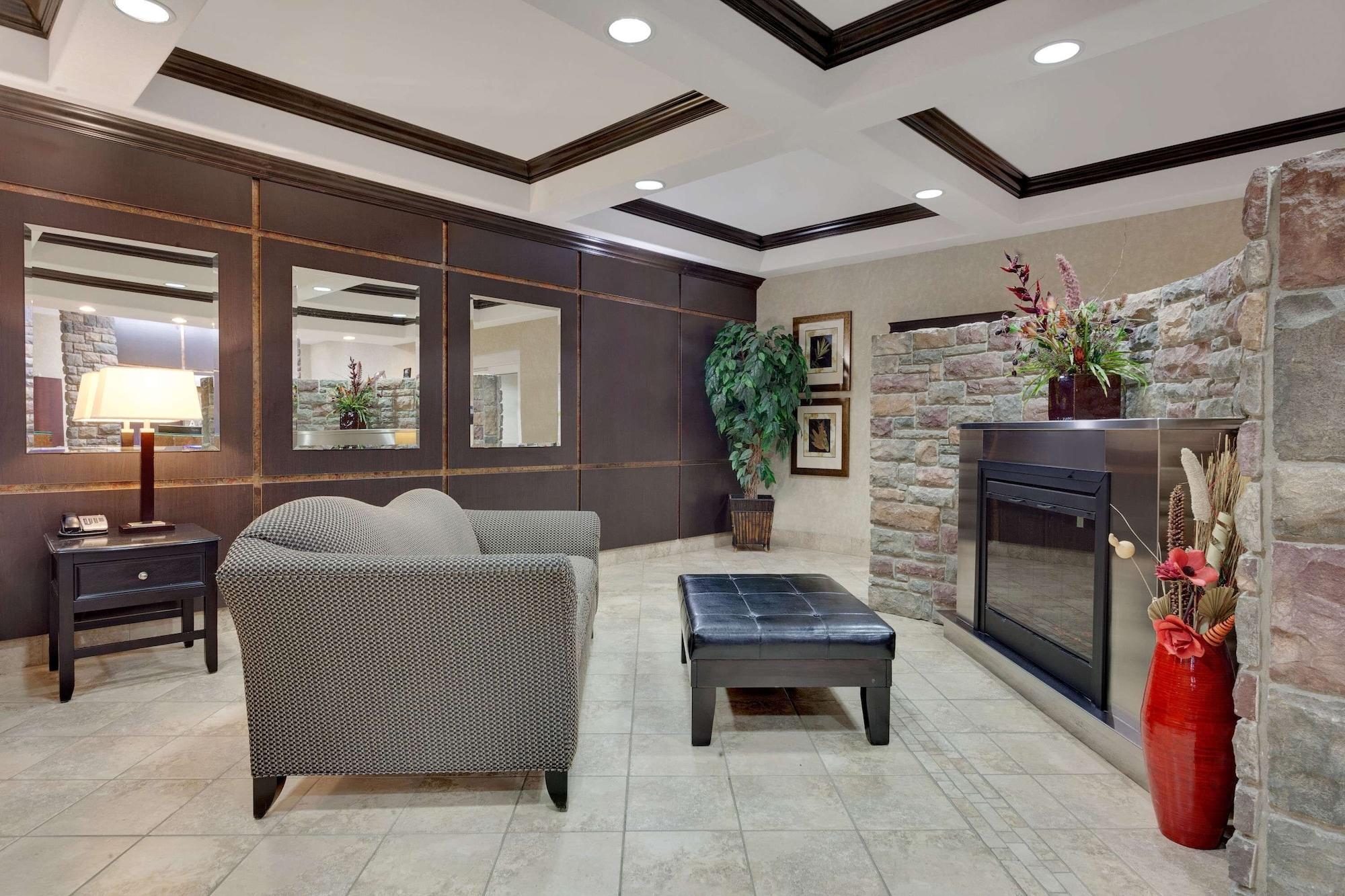 Vista Lobby Ramada by Wyndham Stettler