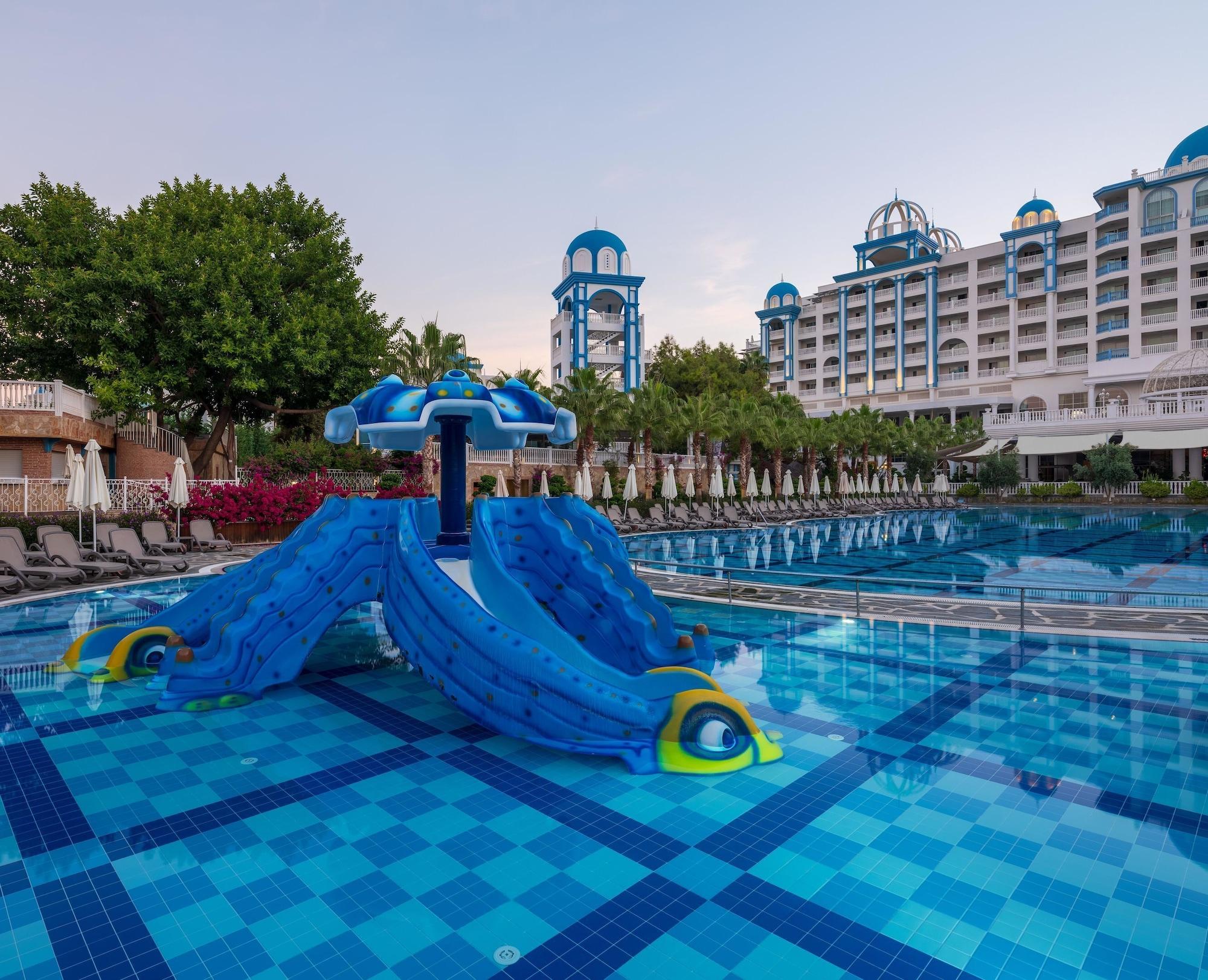 Vista Piscina Rubi Platinum Spa Resort & Suites - All Inclusive