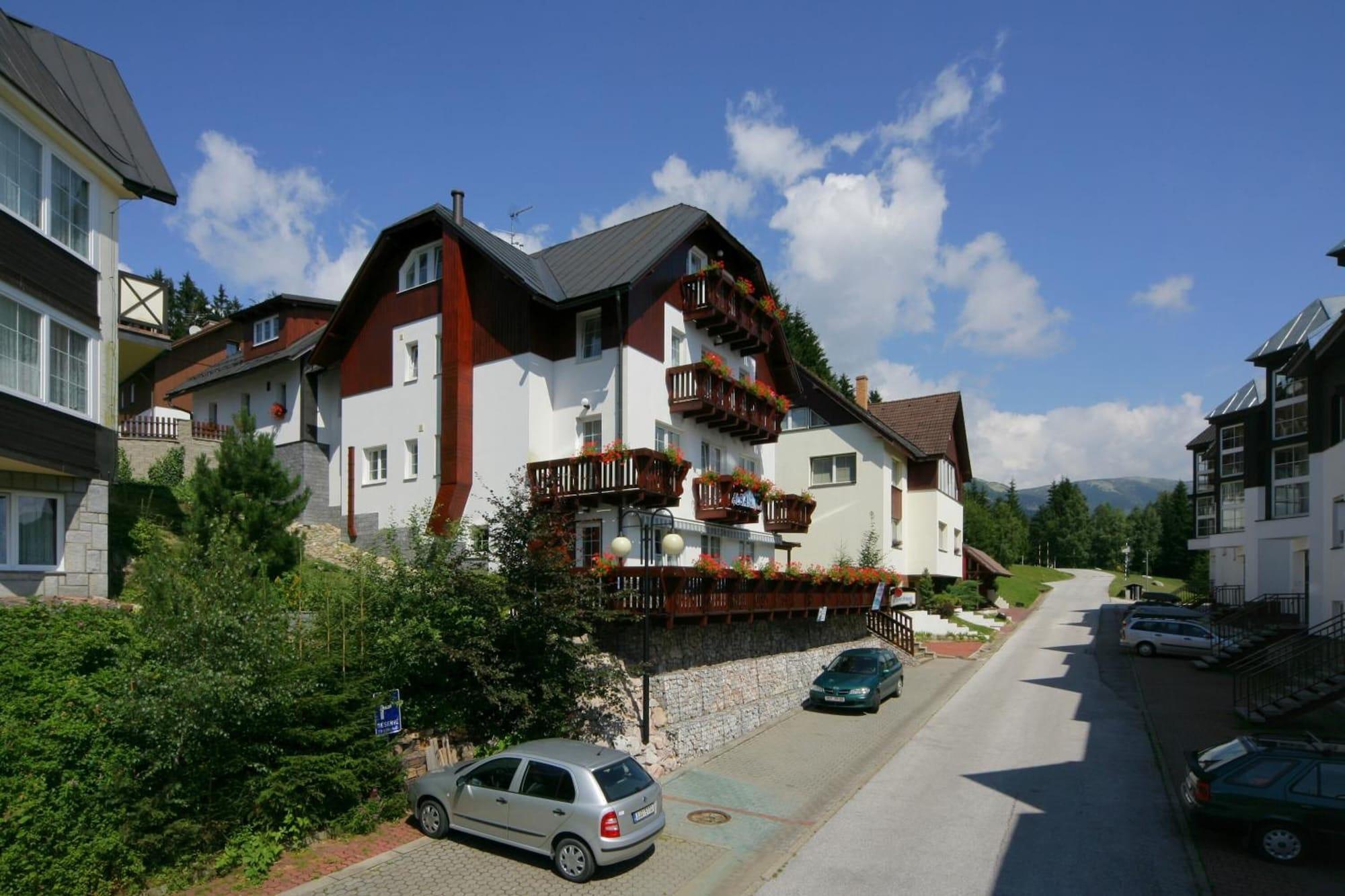 Vista Exterior Pension Alba
