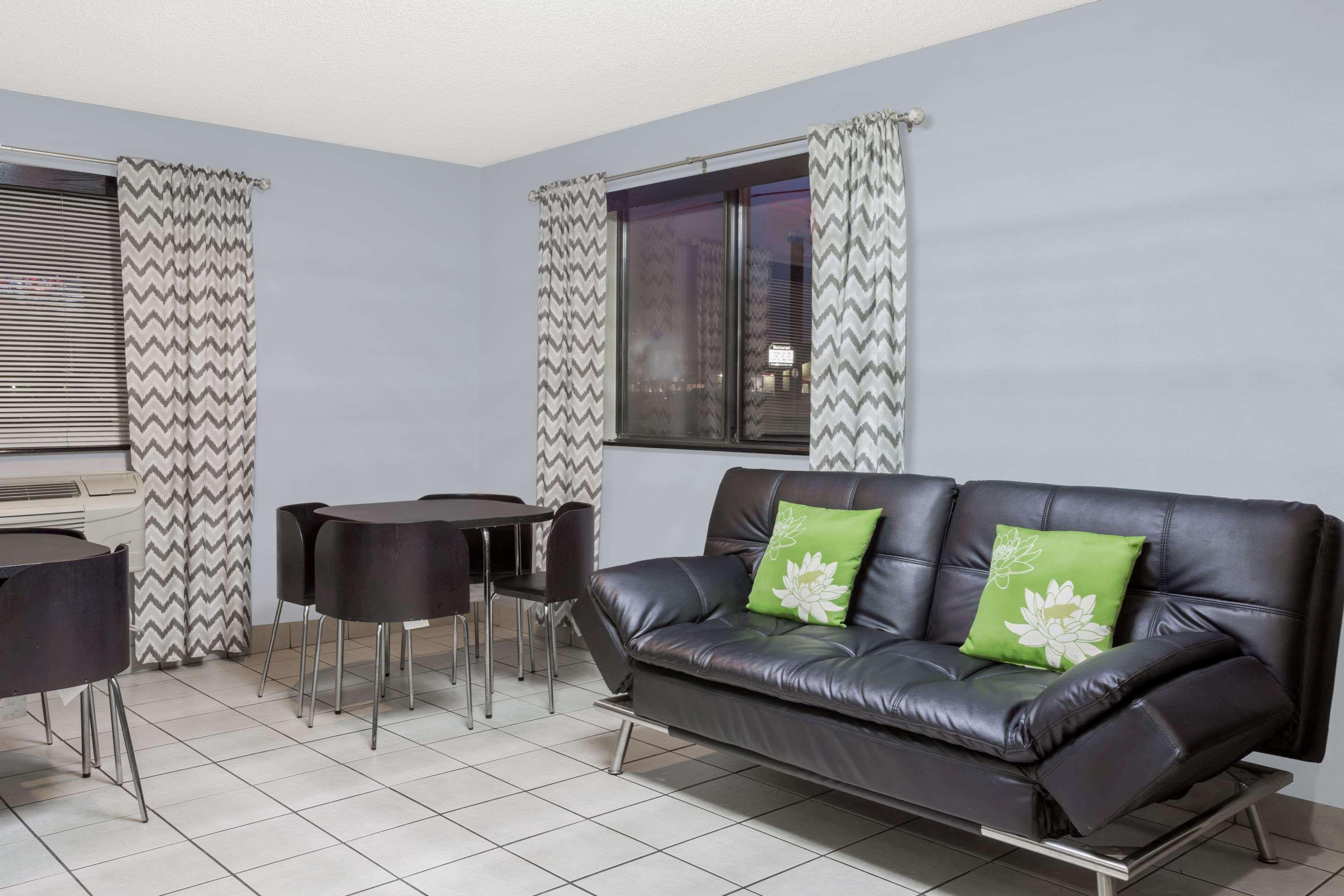 Vista Lobby Super 8 by Wyndham Tappahannock VA