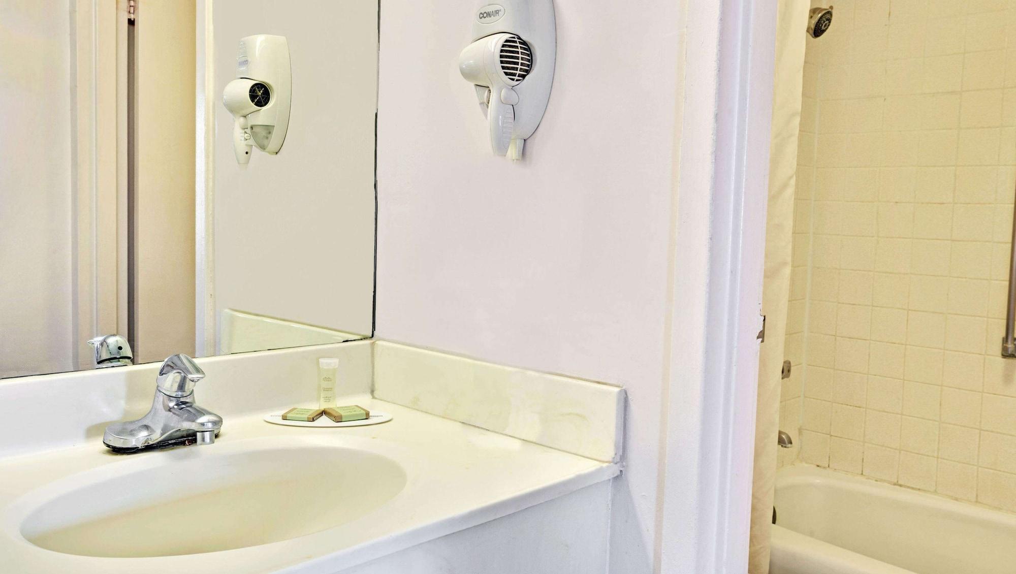 Equipamiento de Habitación Magnuson Hotel Jacksonville Downtown