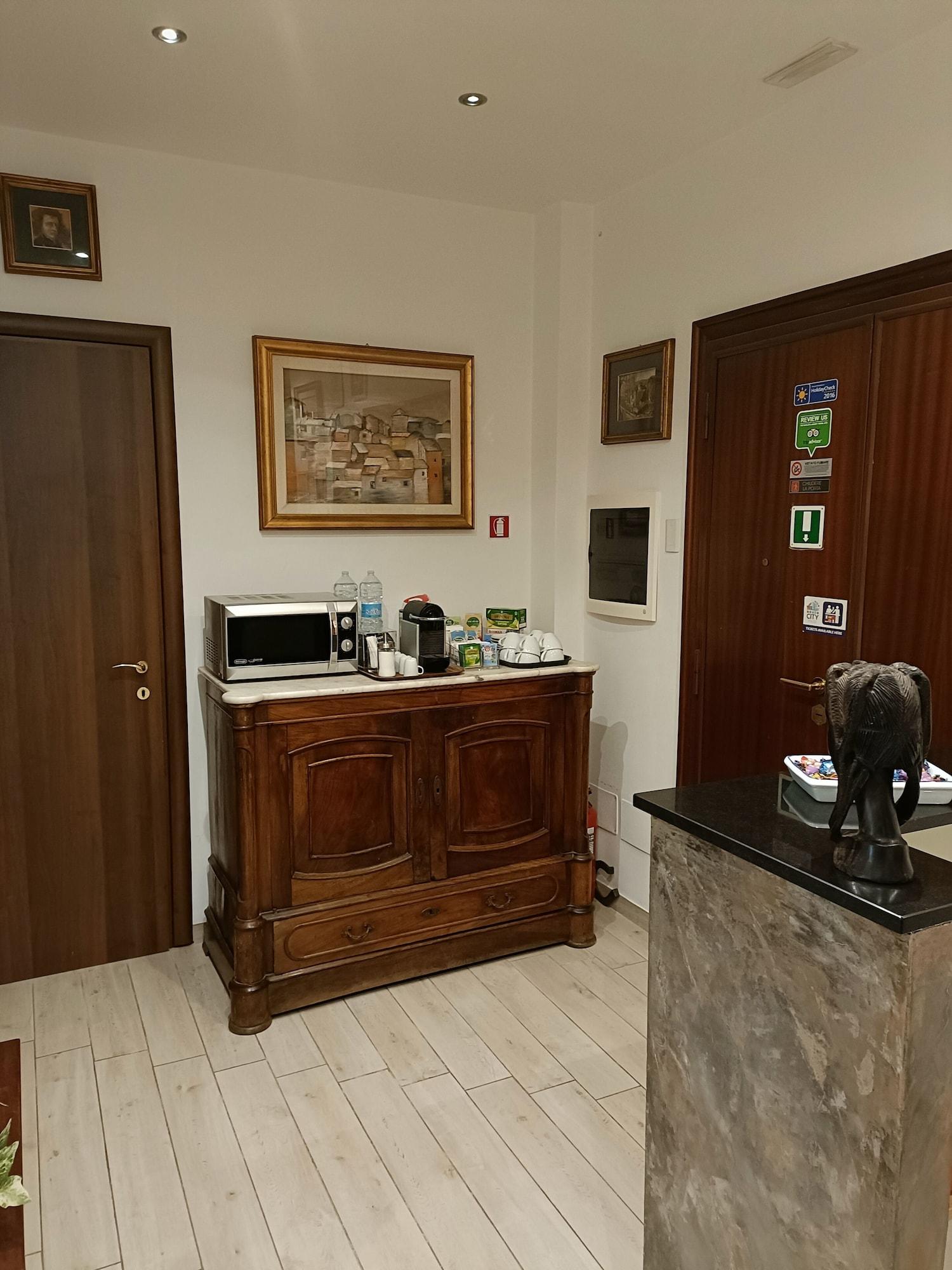 Bar/Salón Vatican Break Home
