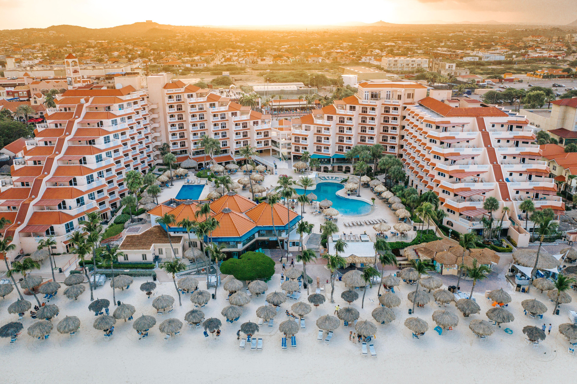 Vista da fachada Playa Linda Beach Resort