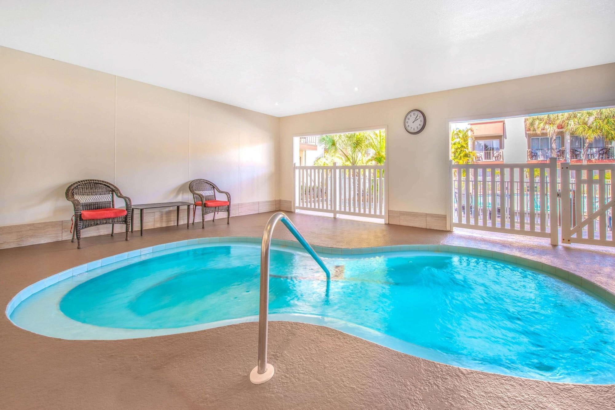 Spa La Quinta Inn by Wyndham Clearwater Central