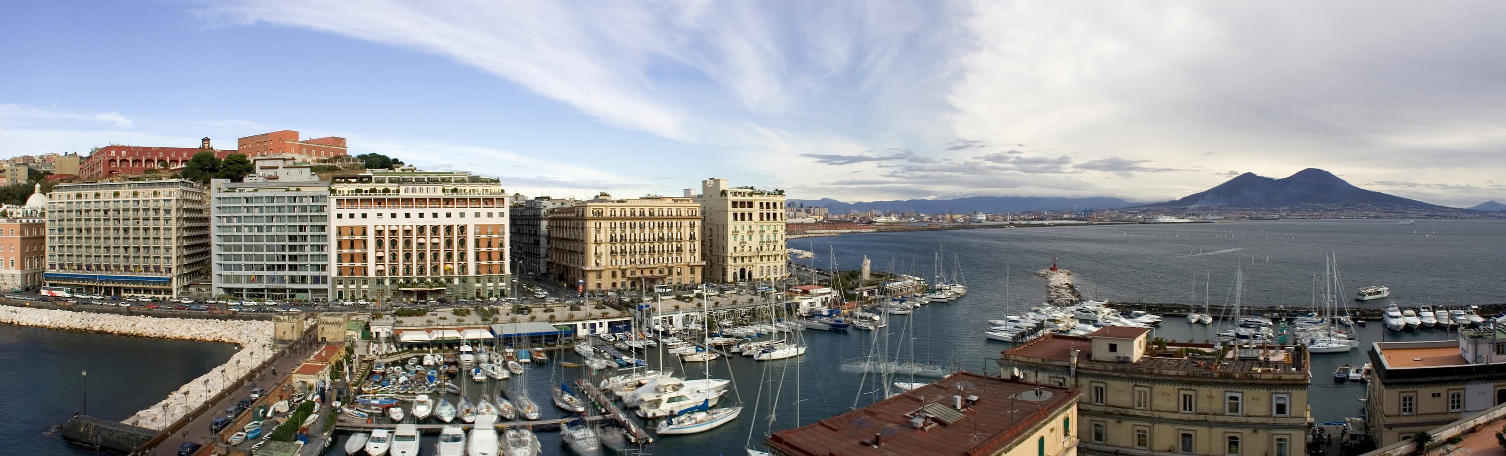 Vista Exterior Royal Continental Hotel Naples