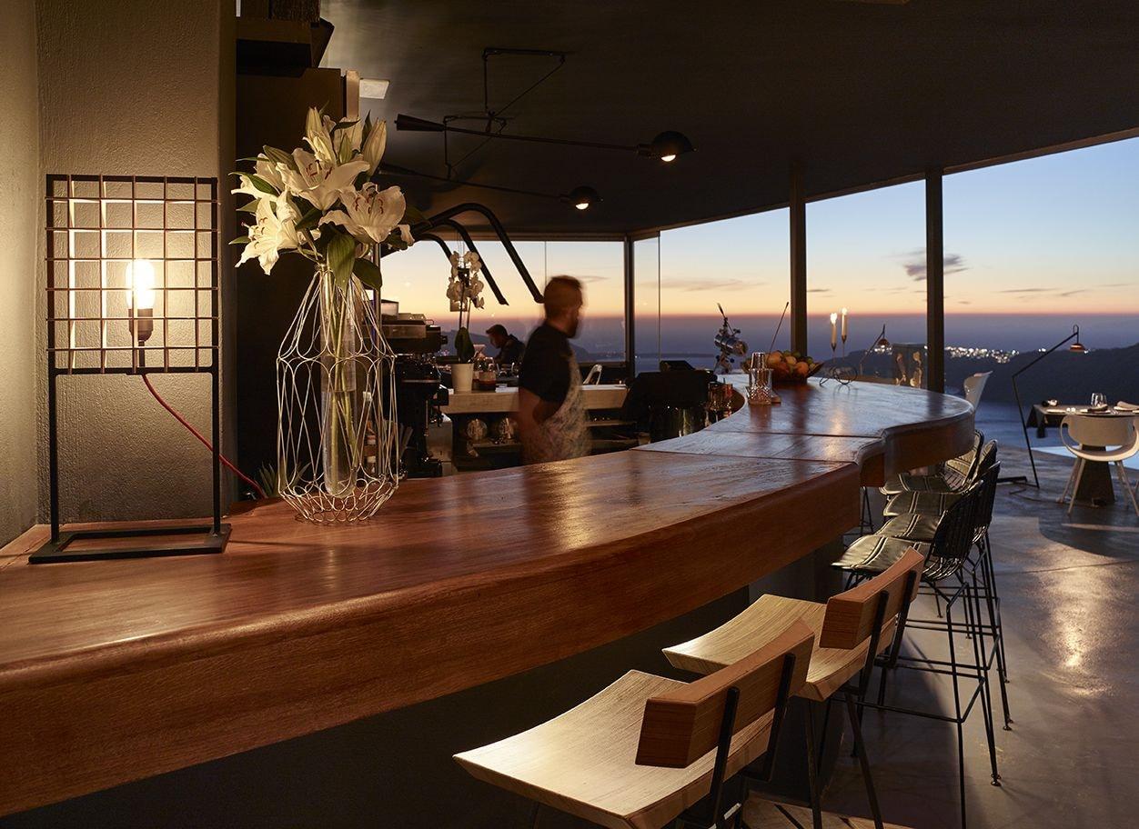 Bar/Salón West East Suites