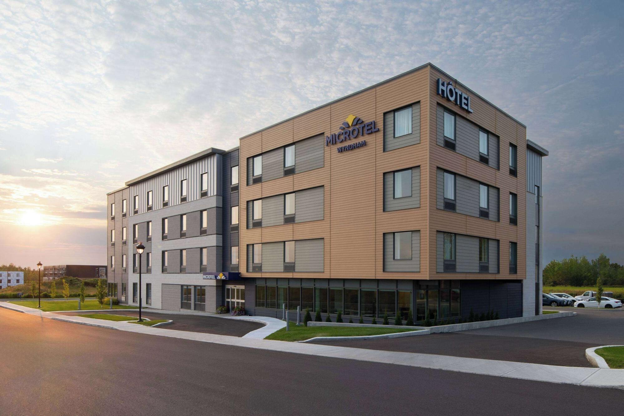 Vista Exterior Microtel by Wyndham Lachute