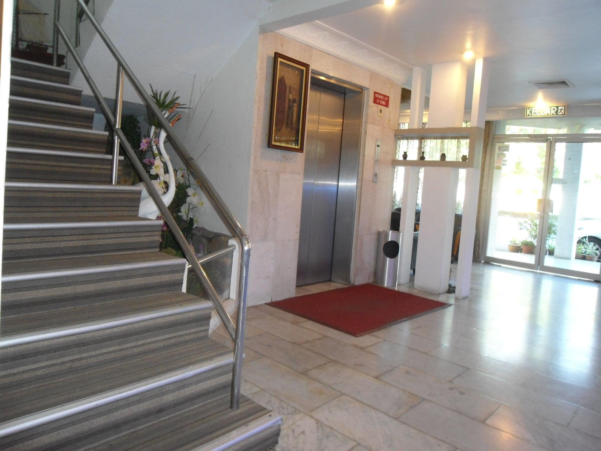 Vista Lobby Regent Hotel