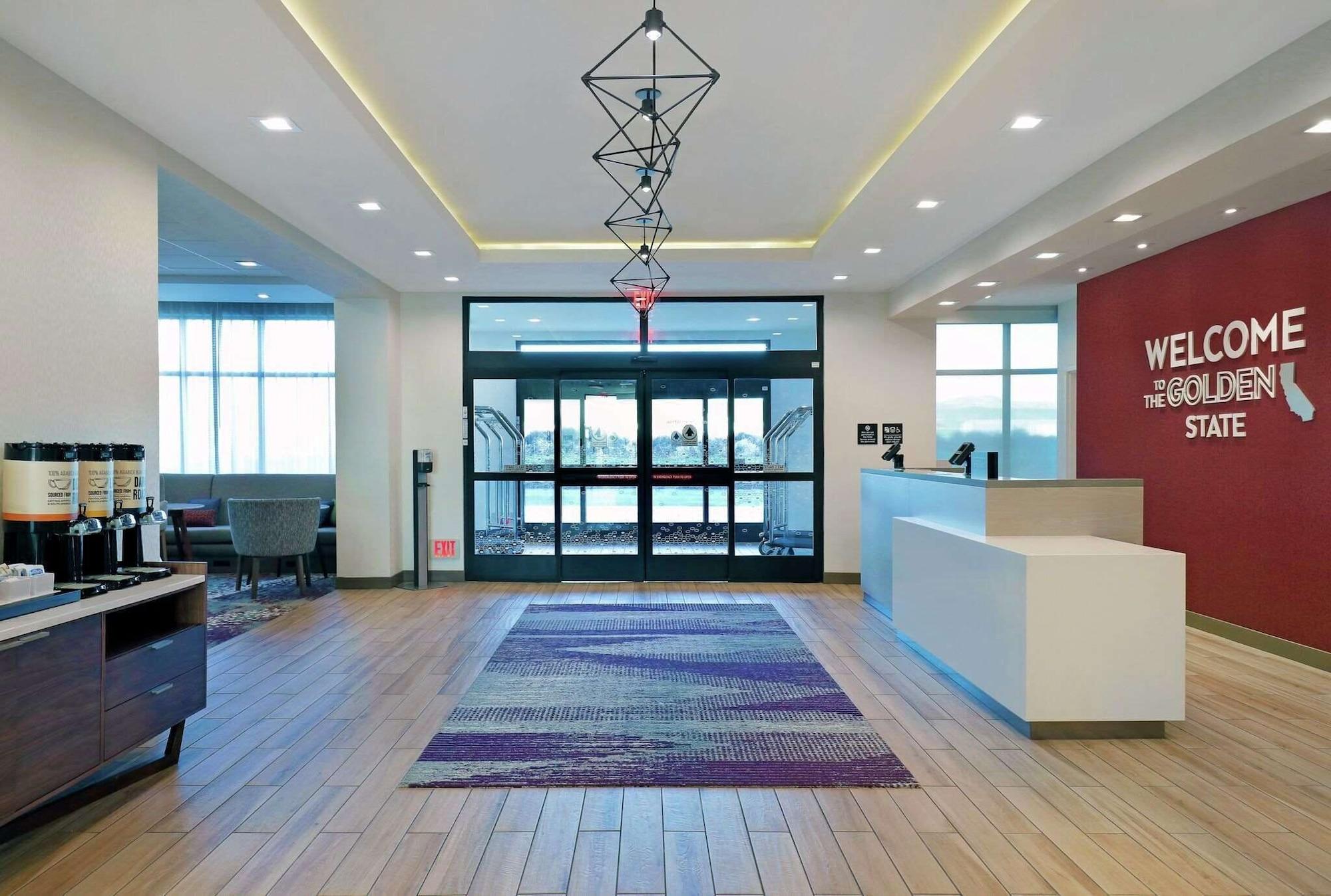 Vista Lobby Hampton Inn Patterson