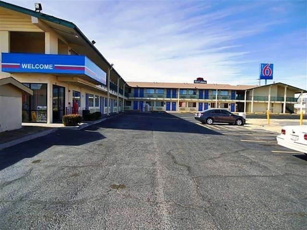 Vista Exterior Motel 6 Amarillo, TX - West