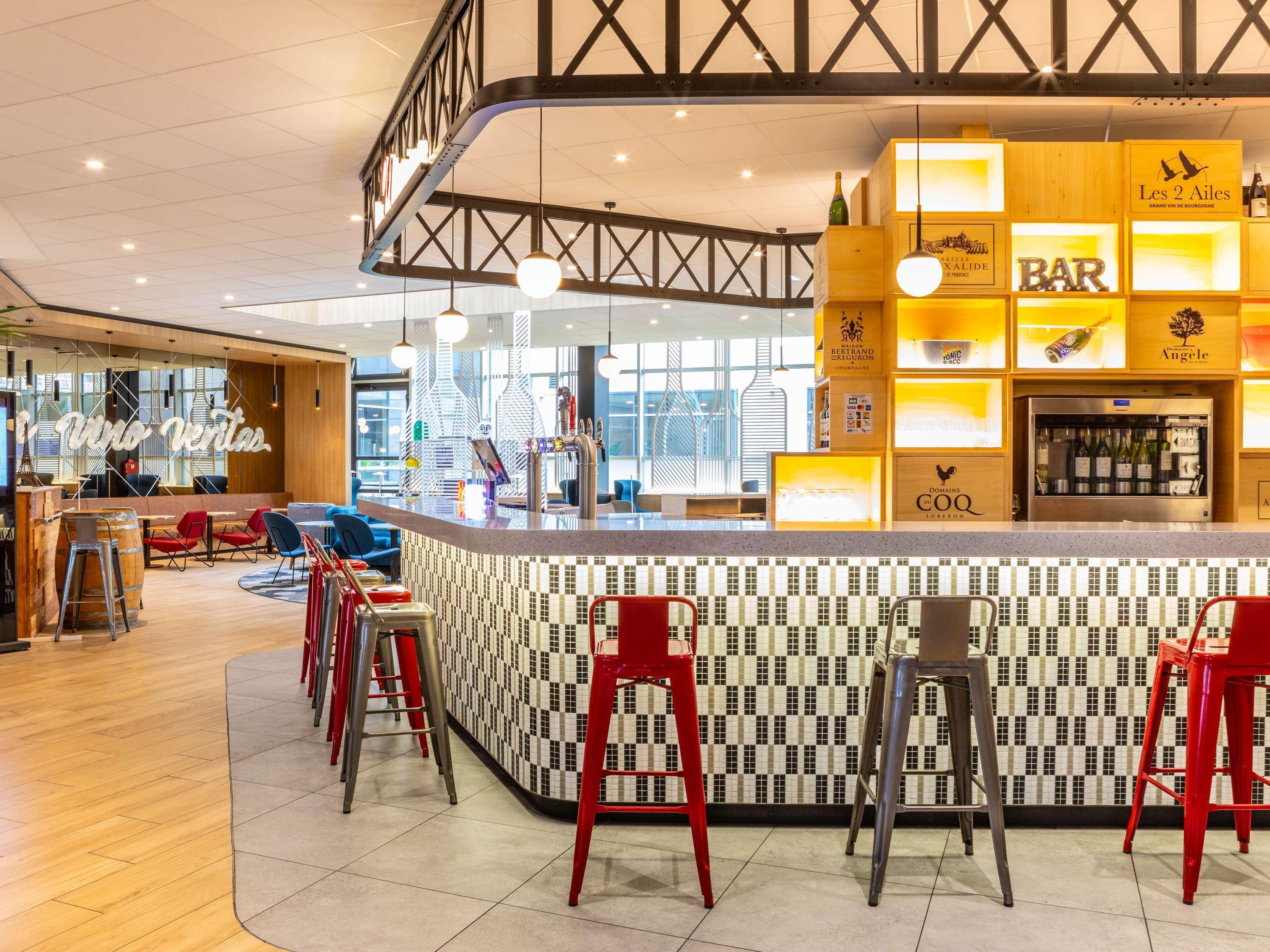Bar/Salón ibis Paris CDG Airport
