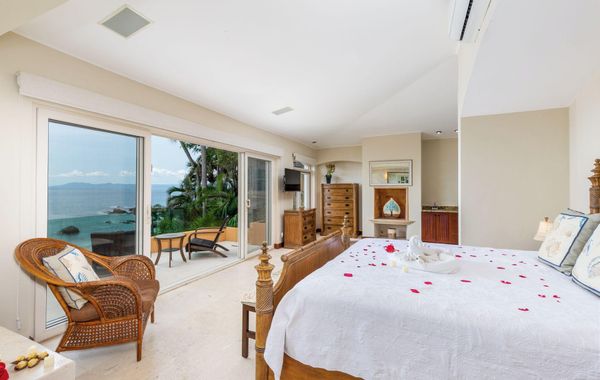 Casa Caleta - Luxurious Toes-In-The-Sand 6-Bedroom Bespoke Villa! - Hoteles con parque acuático en Puerto Vallarta, México