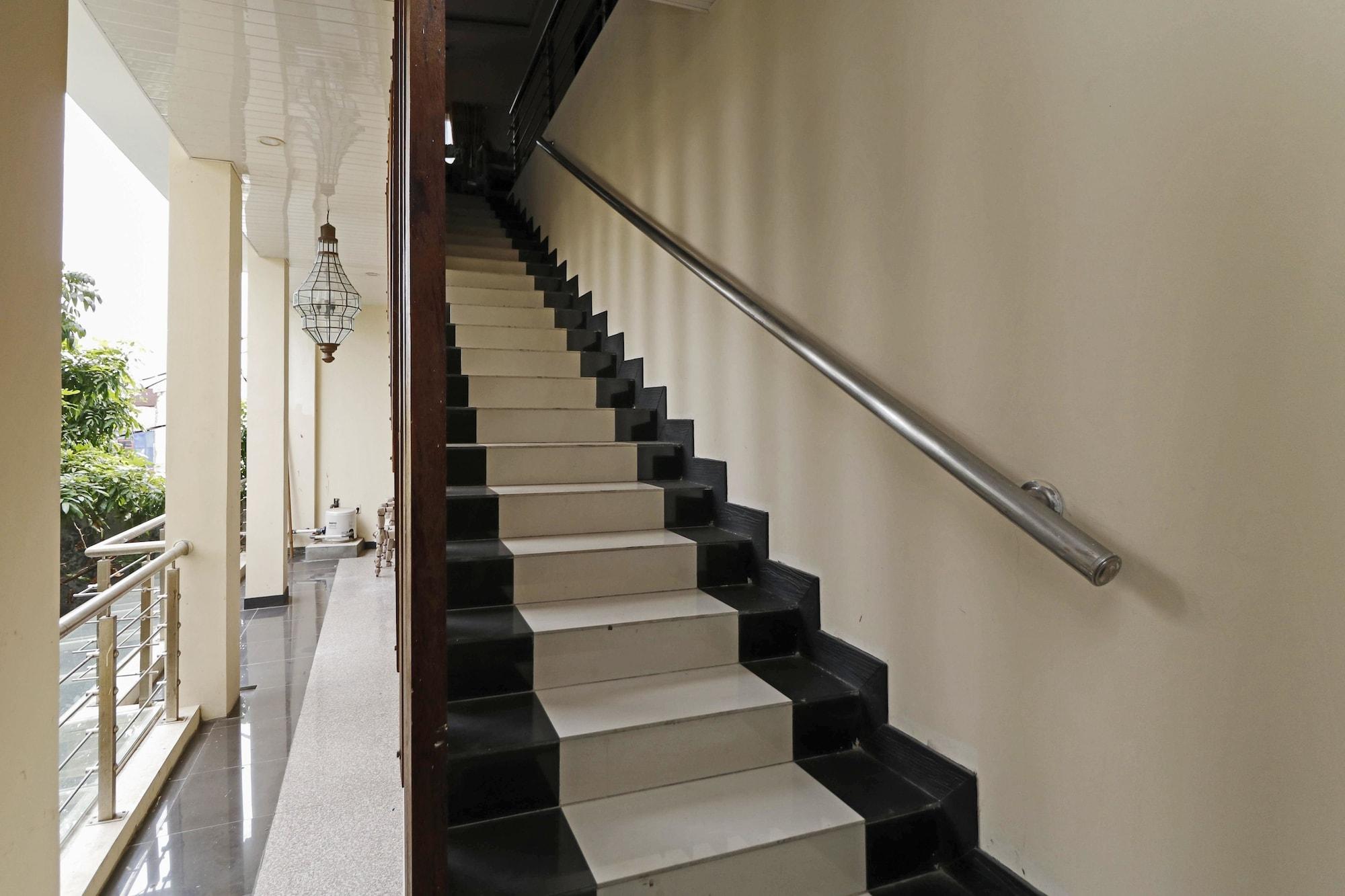 Varios RedDoorz Plus near Halim Perdanakusuma 2