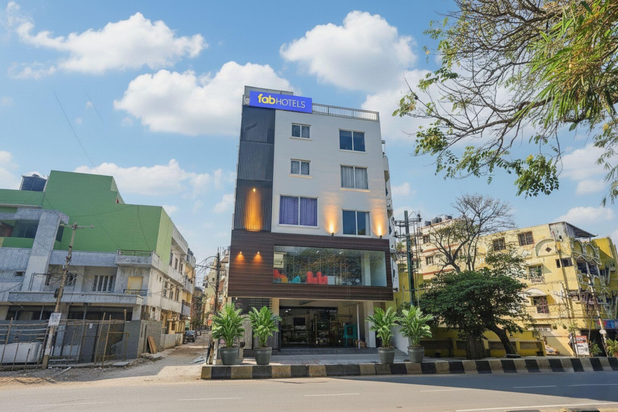 Vista Exterior Fabhotel Gr Lake View