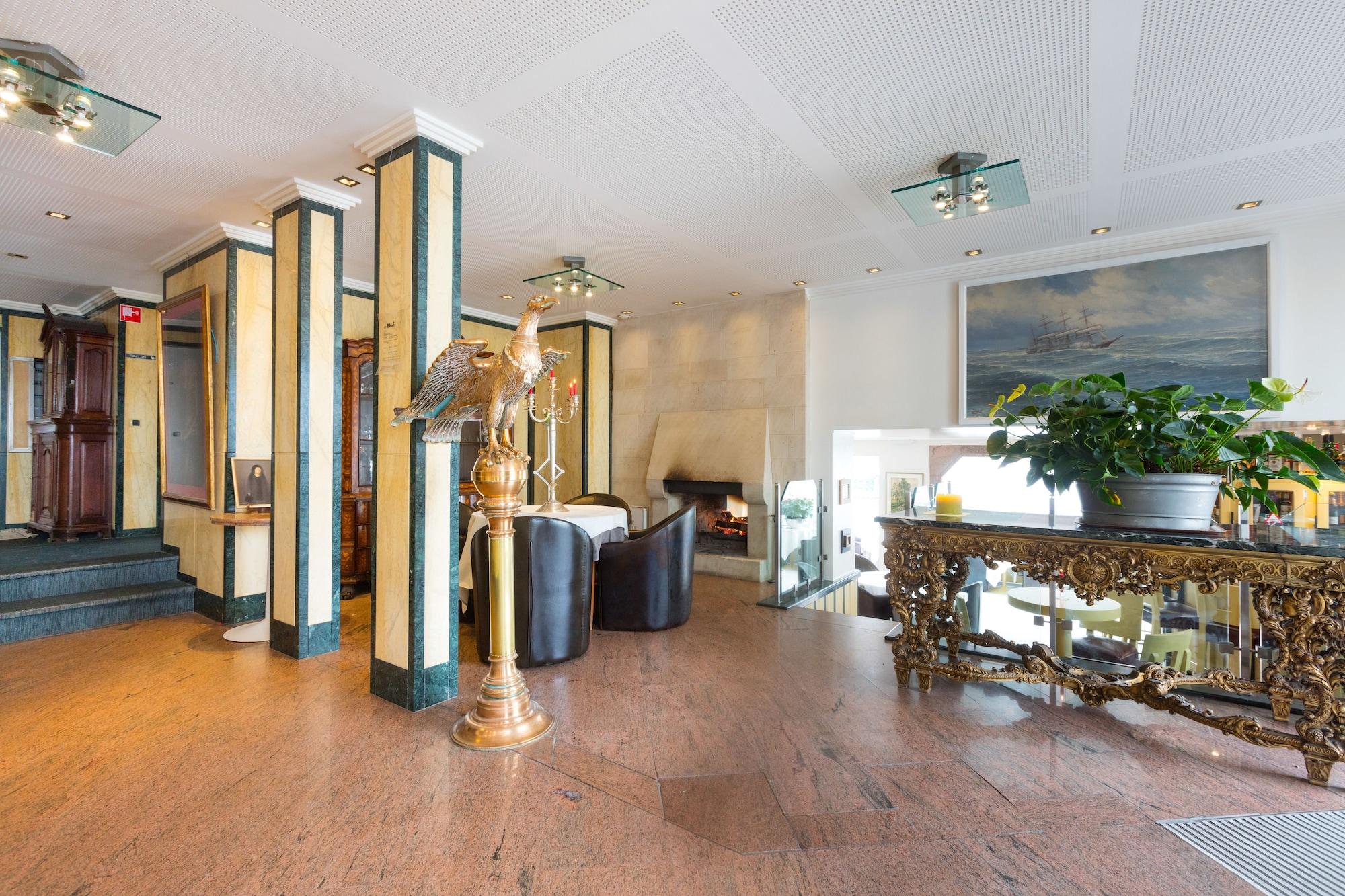 Vista Lobby Hotel Approach