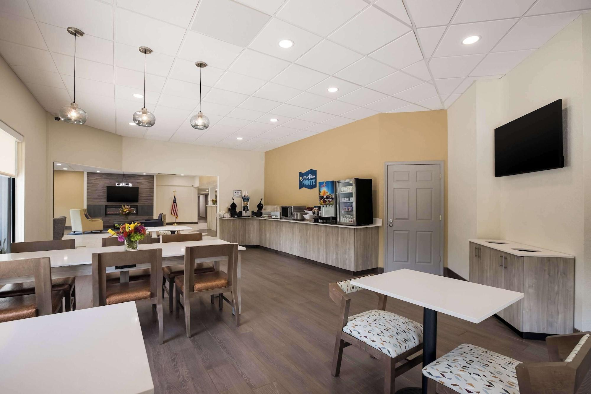 Restaurant Clarion Pointe Sylva near Cherokee Area