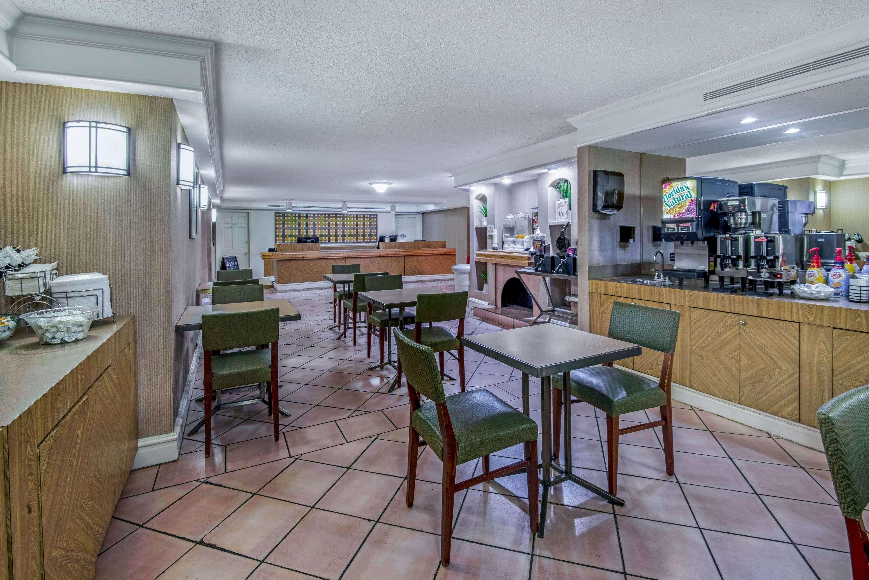 Restaurant La Quinta Inn by Wyndham San Antonio I-35 N at Rittiman Rd