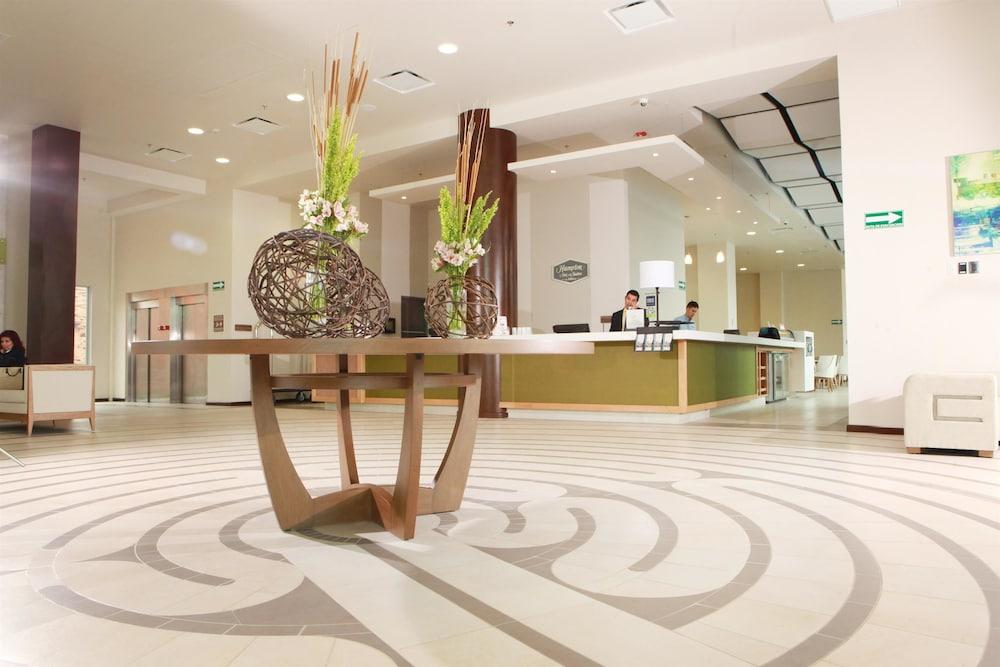 Vista do lobby Hampton Inn & Suites by Hilton Aguascalientes