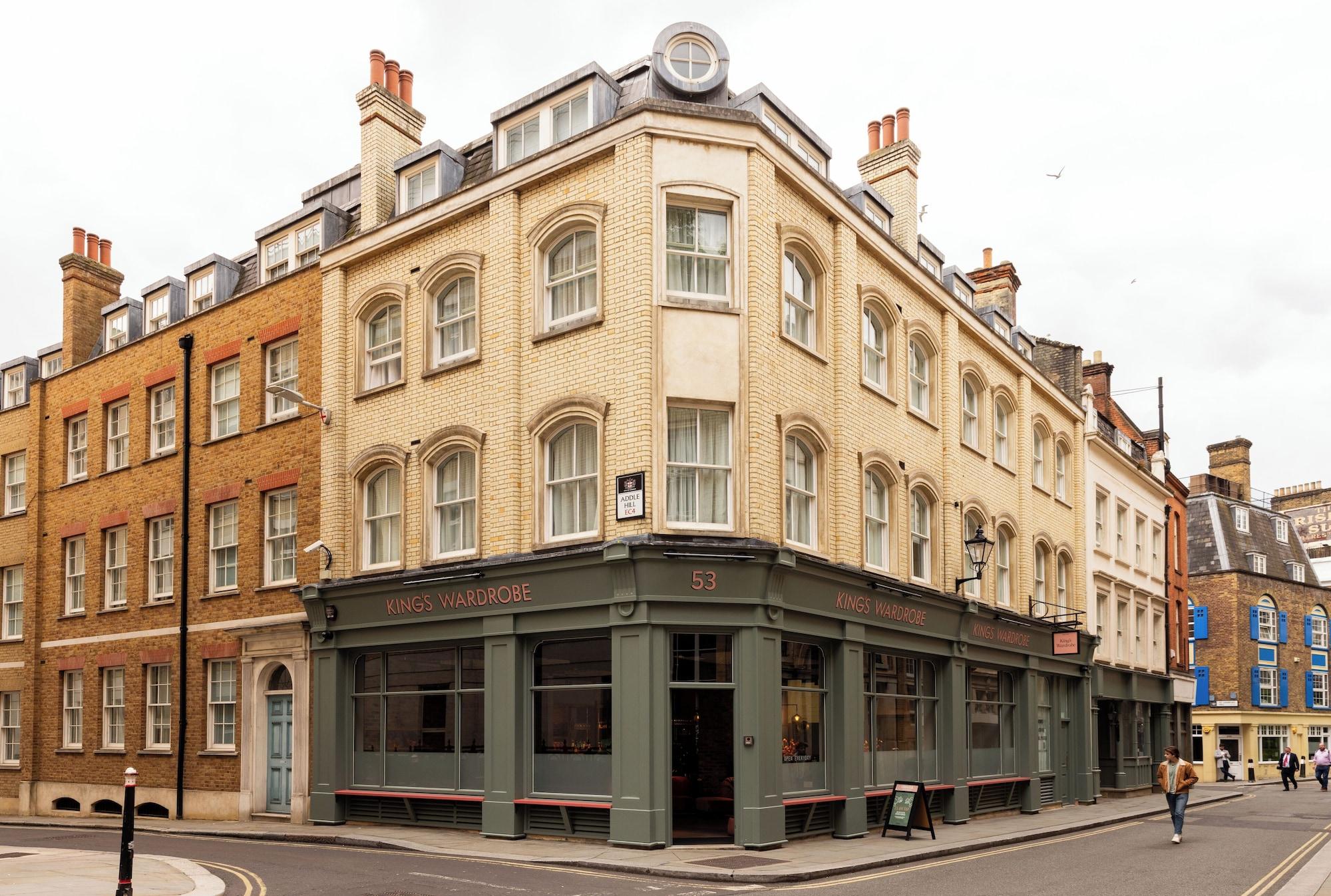 Vista Exterior Native King’s Wardrobe, St. Paul’s