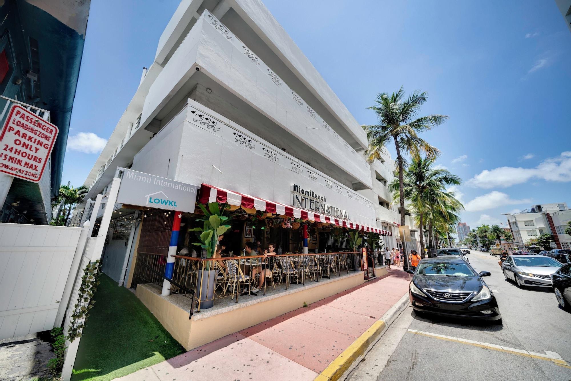 Vista Exterior Miami International by Lowkl