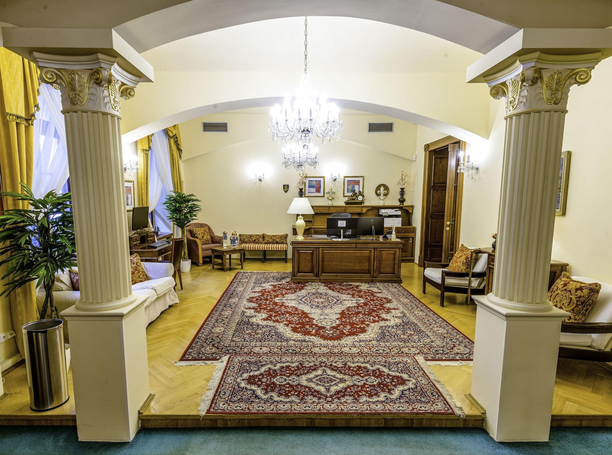 Varios Fleur De Lis Hotel
