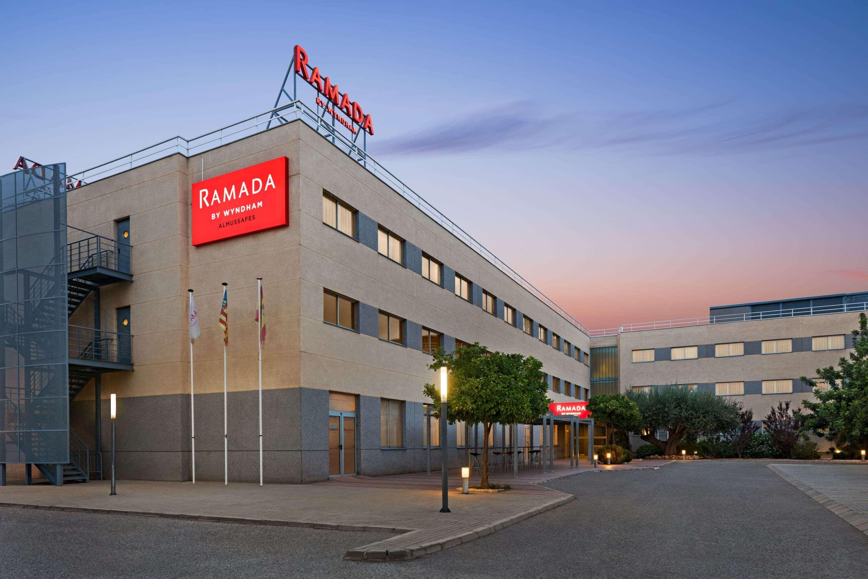Vista Exterior Ramada by Wyndham Valencia Almussafes