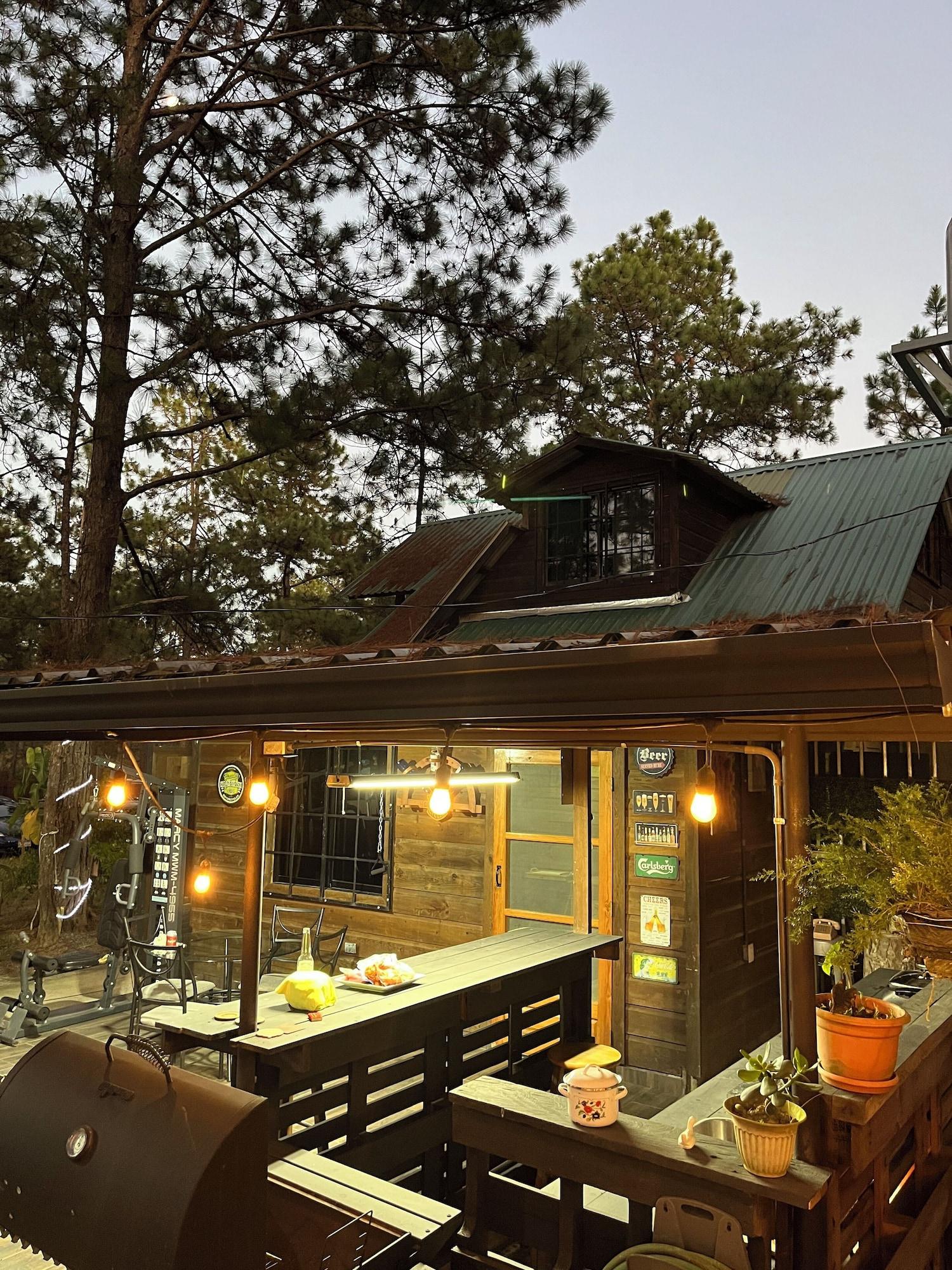 Equipamiento de Habitación Pine Scape Lodge | Jacuzzi | BBQ | Pool | Mango Hosting