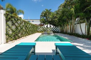 Alquiler Vacacional - Live like a local in this chic little cottage with a private porch!