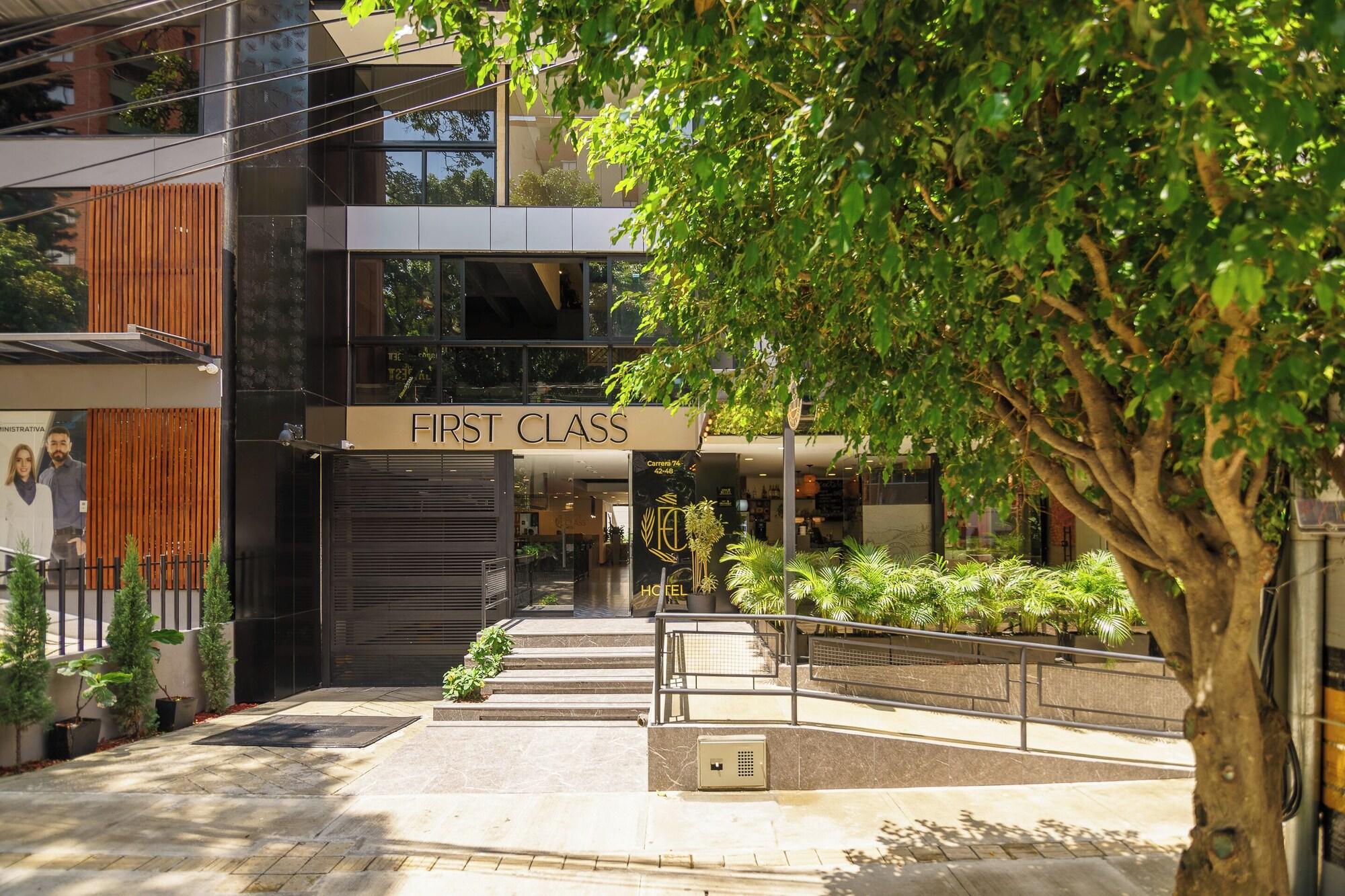 Bar/Salón First Class Hotel