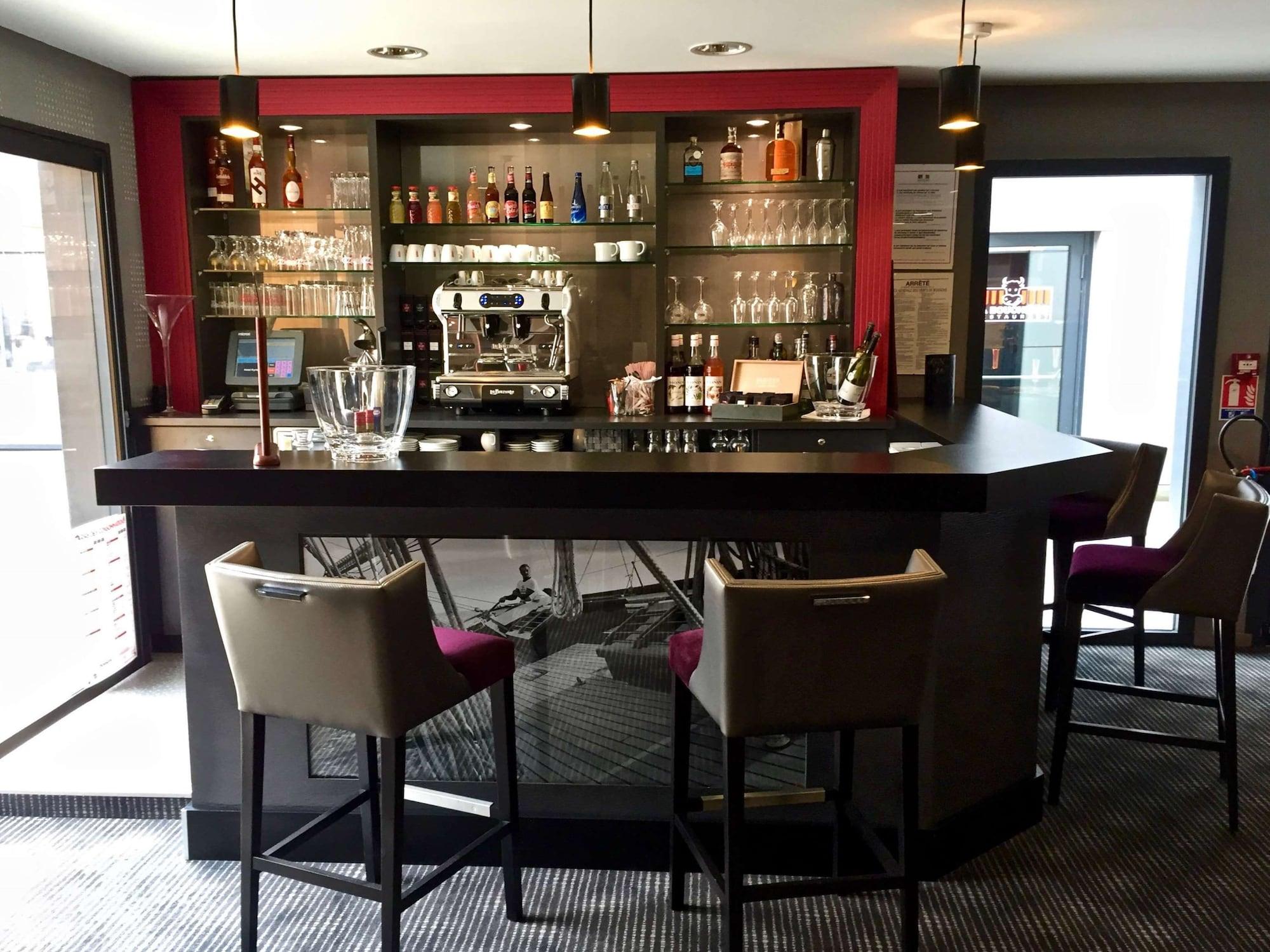 Bar/Salón Hotel Kyriad Auray - Carnac