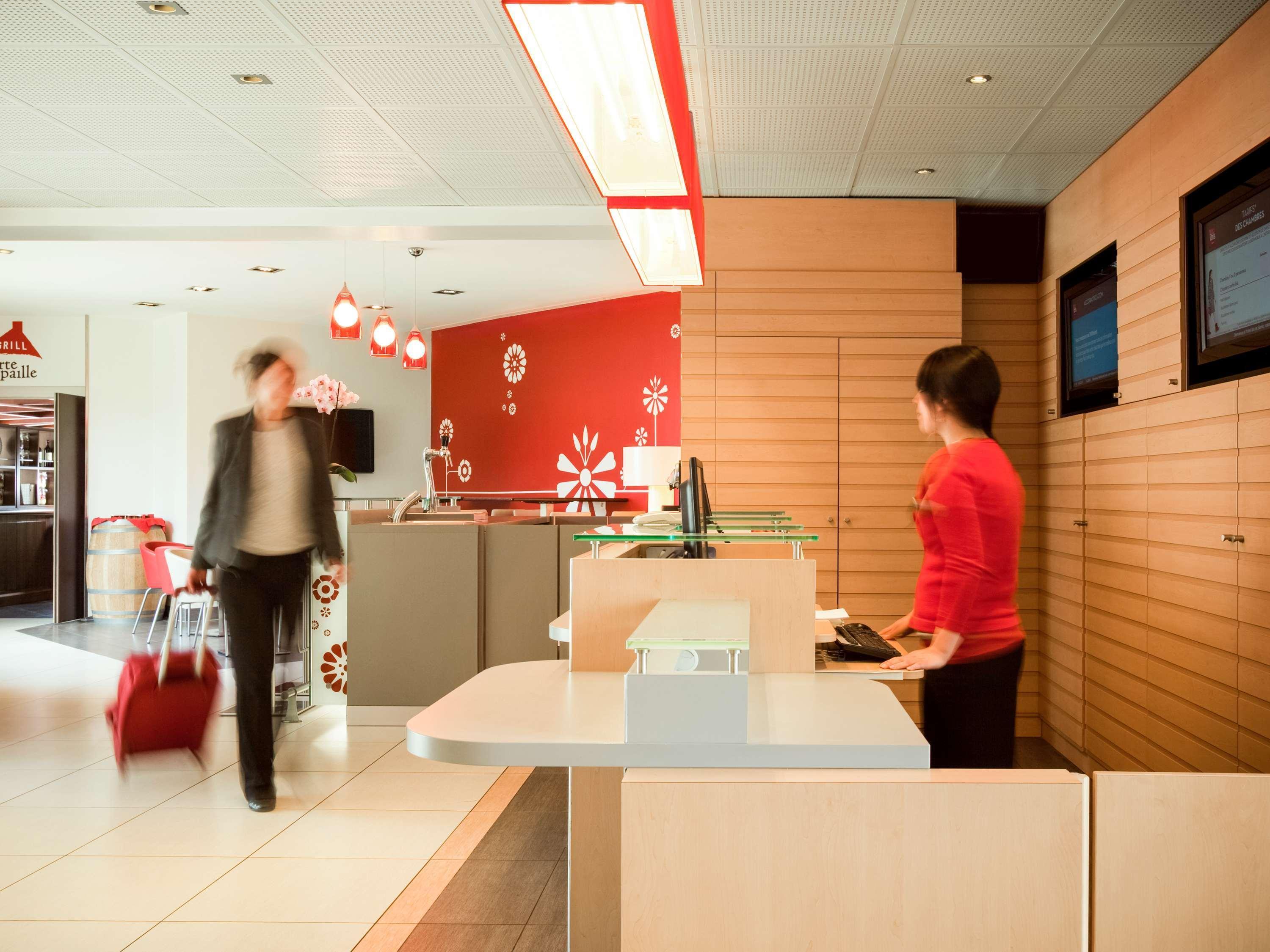 Vista Lobby Ibis Senlis