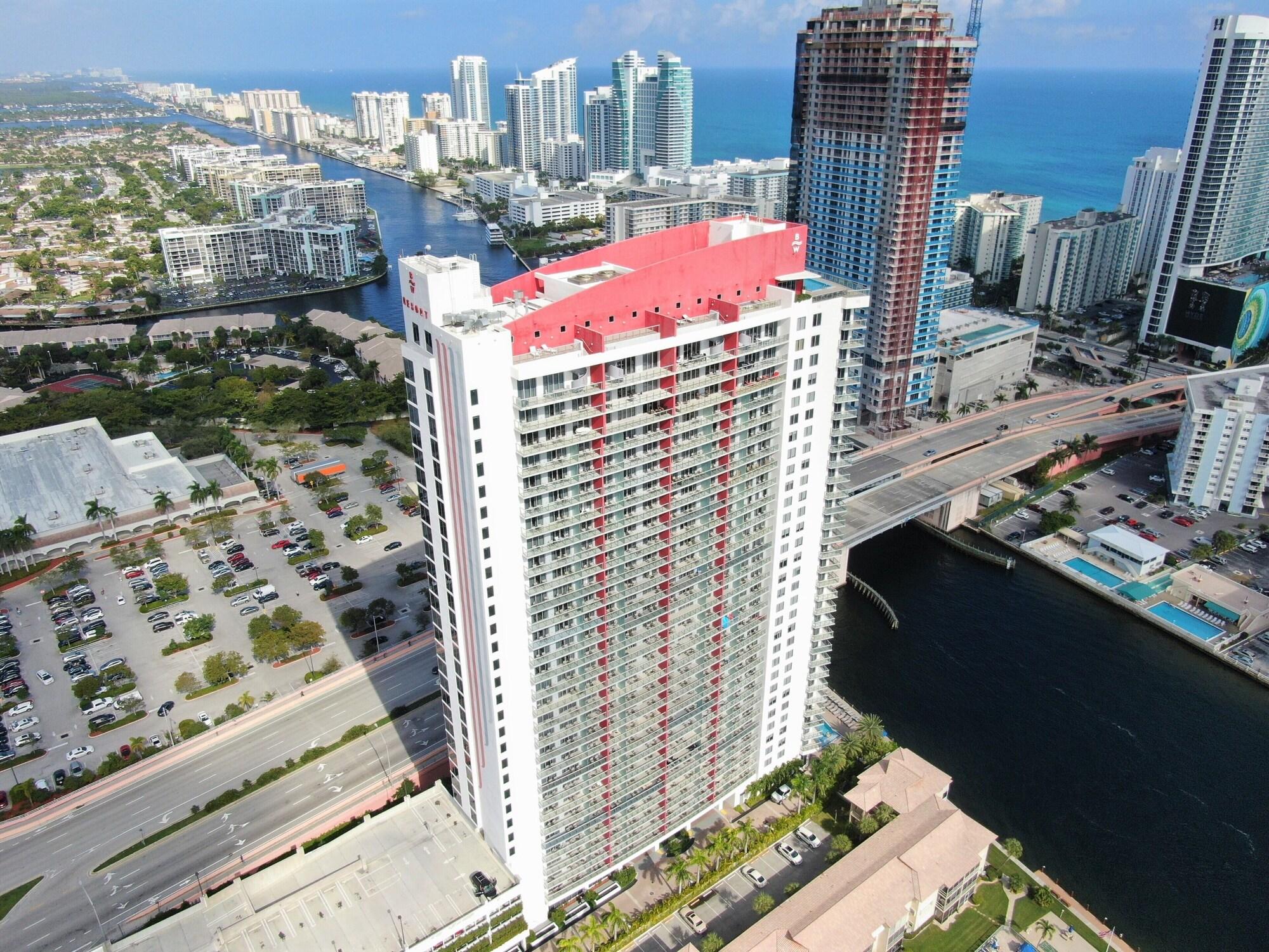Vista Exterior South Ocean Suites