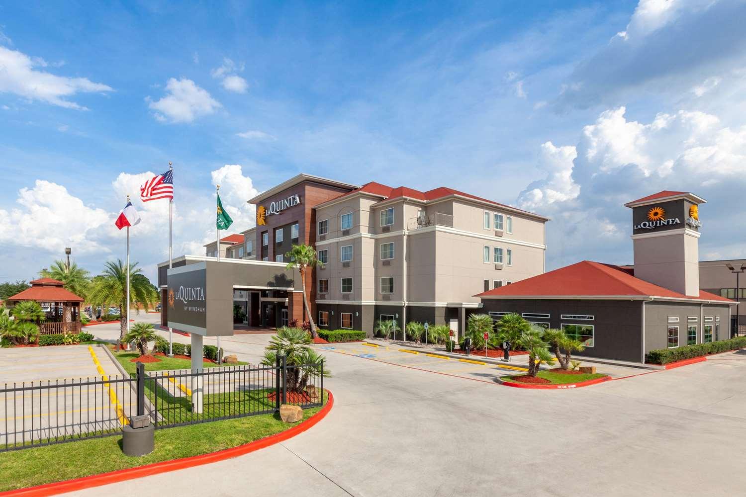 Vista da fachada La Quinta Inn & Suites Houston - Channelview
