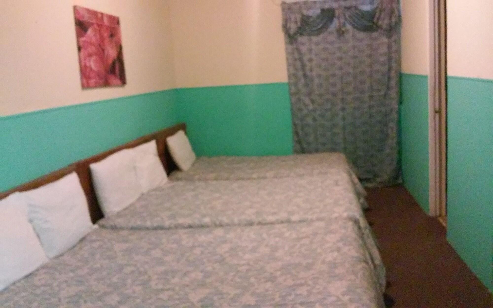 Varios Hotel Oasis