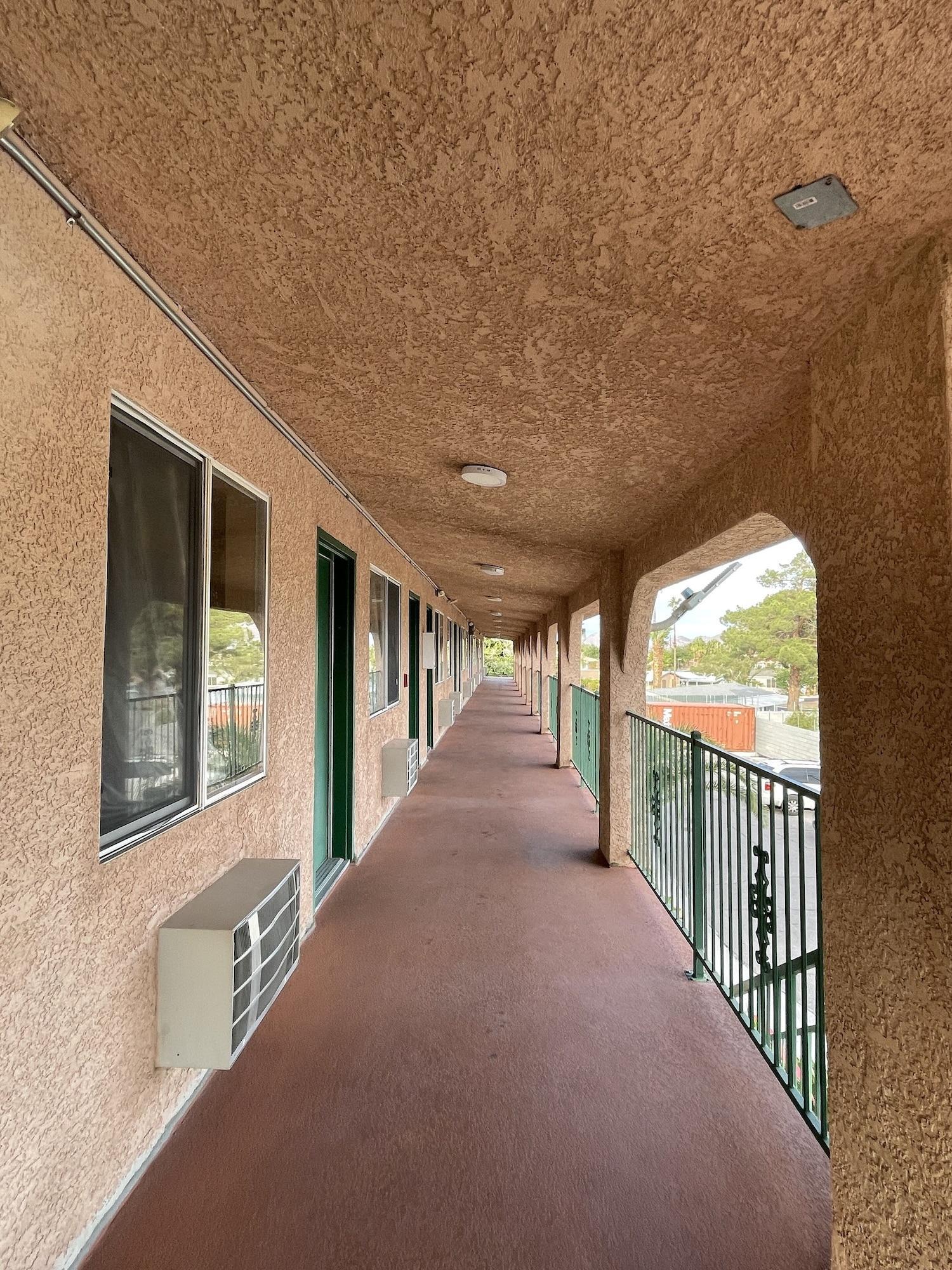 Vista Lobby Crown Motel