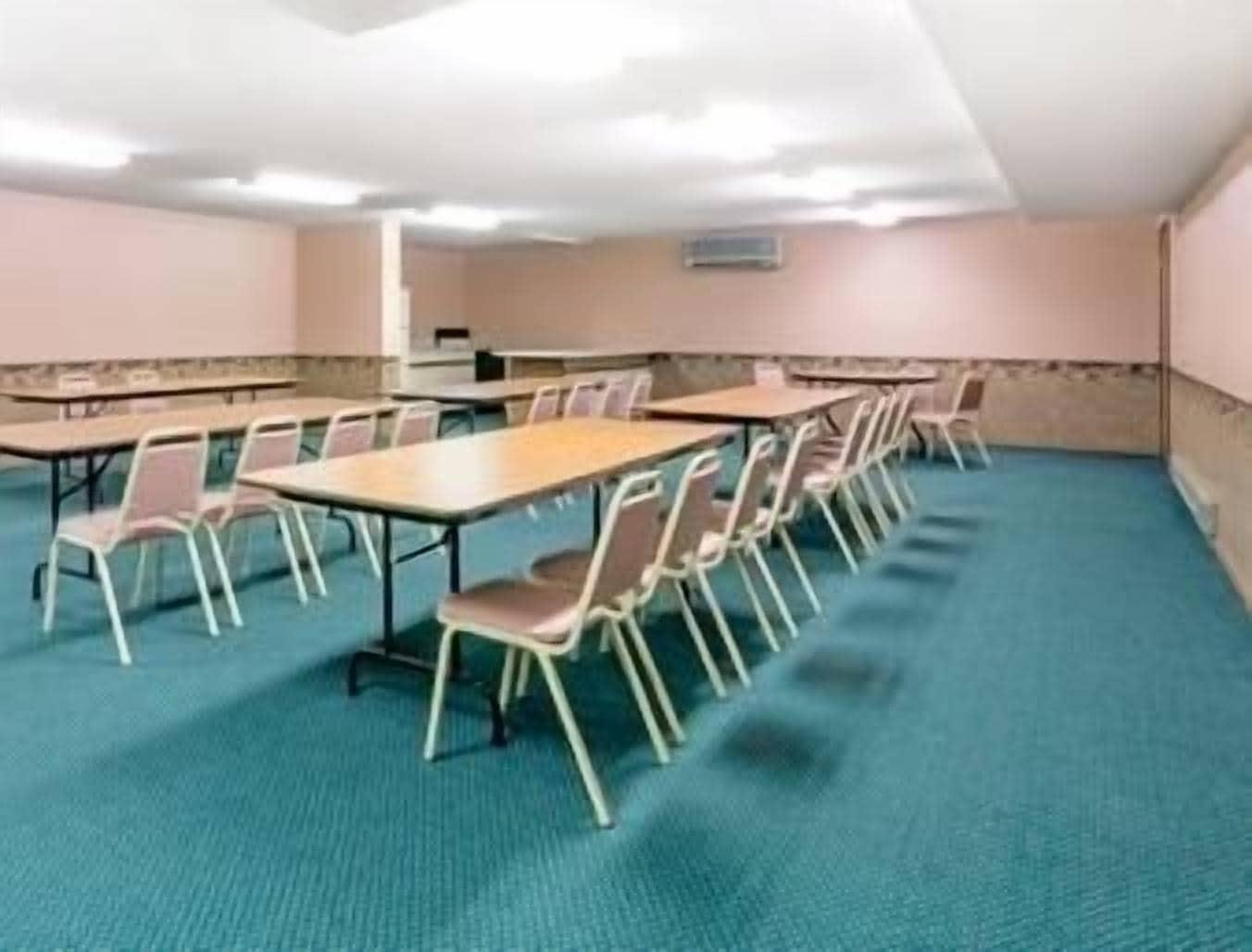 Sala de Reuniones Super 8 by Wyndham Milbank SD