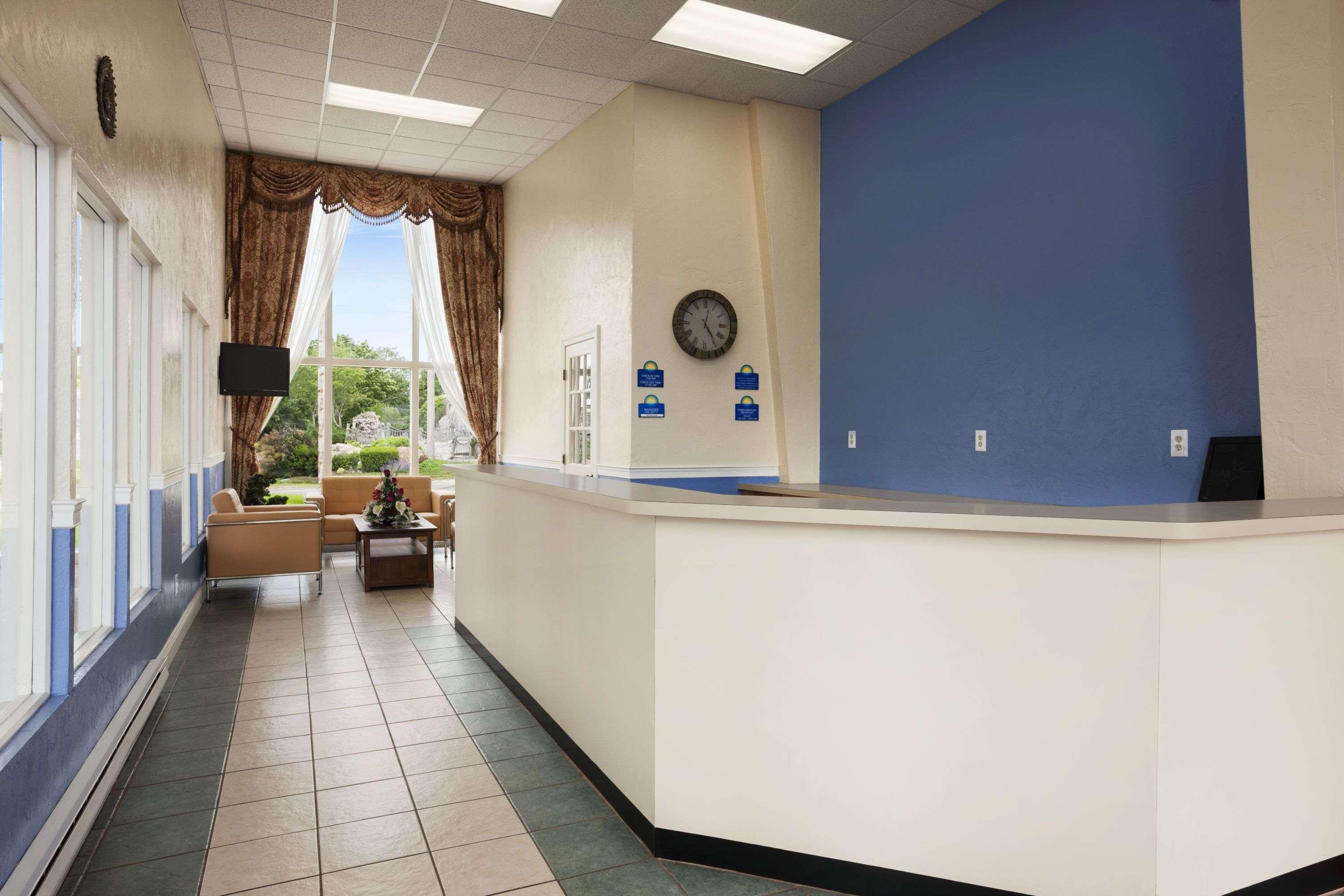 Vista Lobby Days Inn by Wyndham WestYarmouth/Hyannis Cape Area