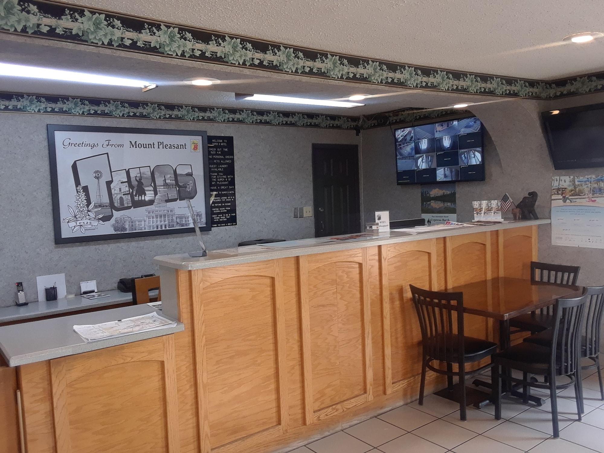 Vista Lobby Super 8 by Wyndham Mt. Pleasant TX
