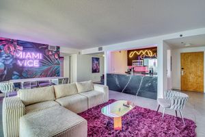 Alquiler Vacacional - Luxe Miami Vice Condo! Bay Views & Pool Access