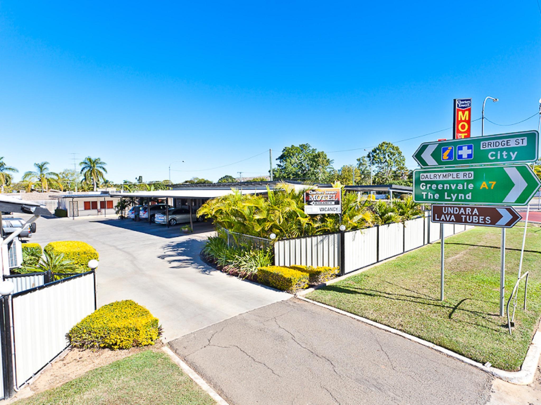 Vista Exterior Charters Towers Motel