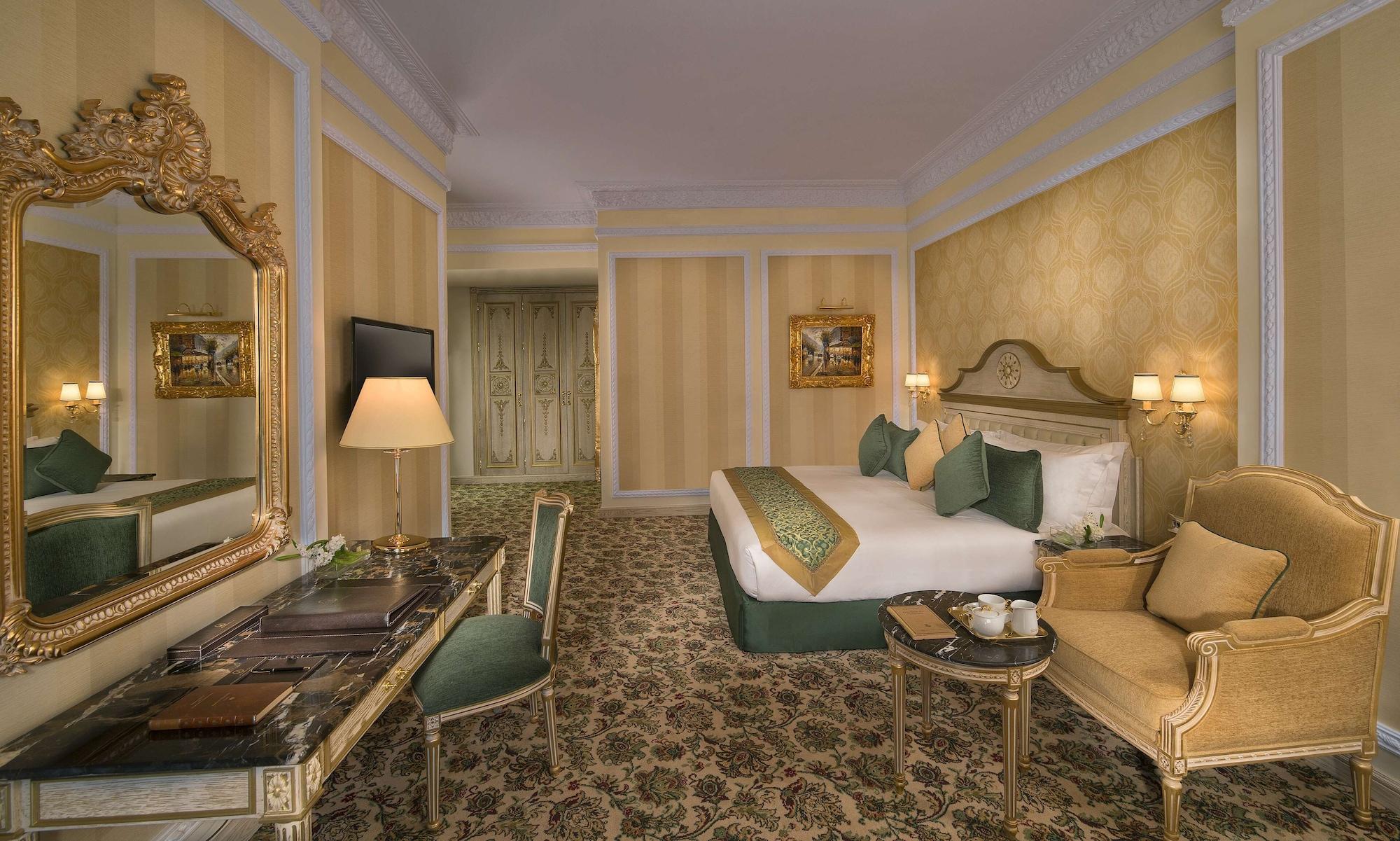 Habitación Royal Rose Abu Dhabi, a Curio by Hilton Affiliated Hotel