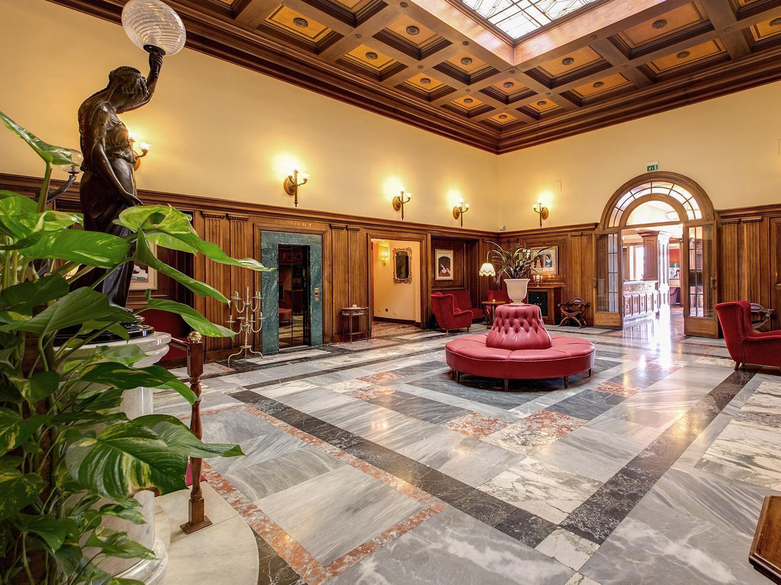 Vista Lobby Grand Hotel Villa Politi