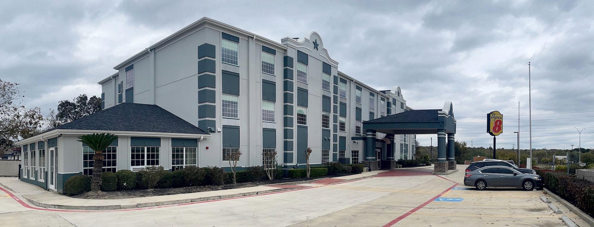 Varios Super 8 by Wyndham San Antonio/Alamodome Area