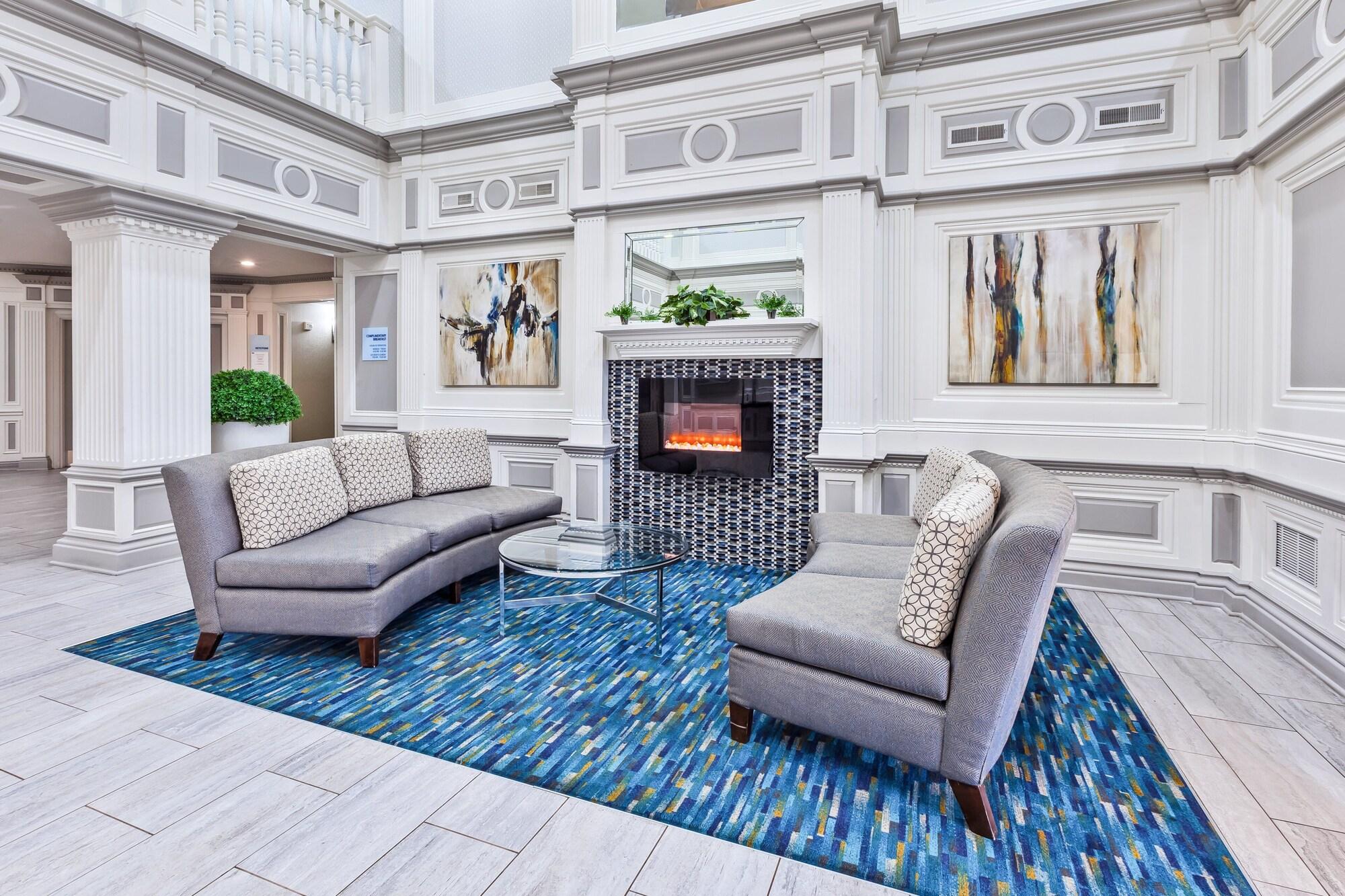 Vista Lobby Holiday Inn Express & Suites - North Carmel / Westfield by IHG