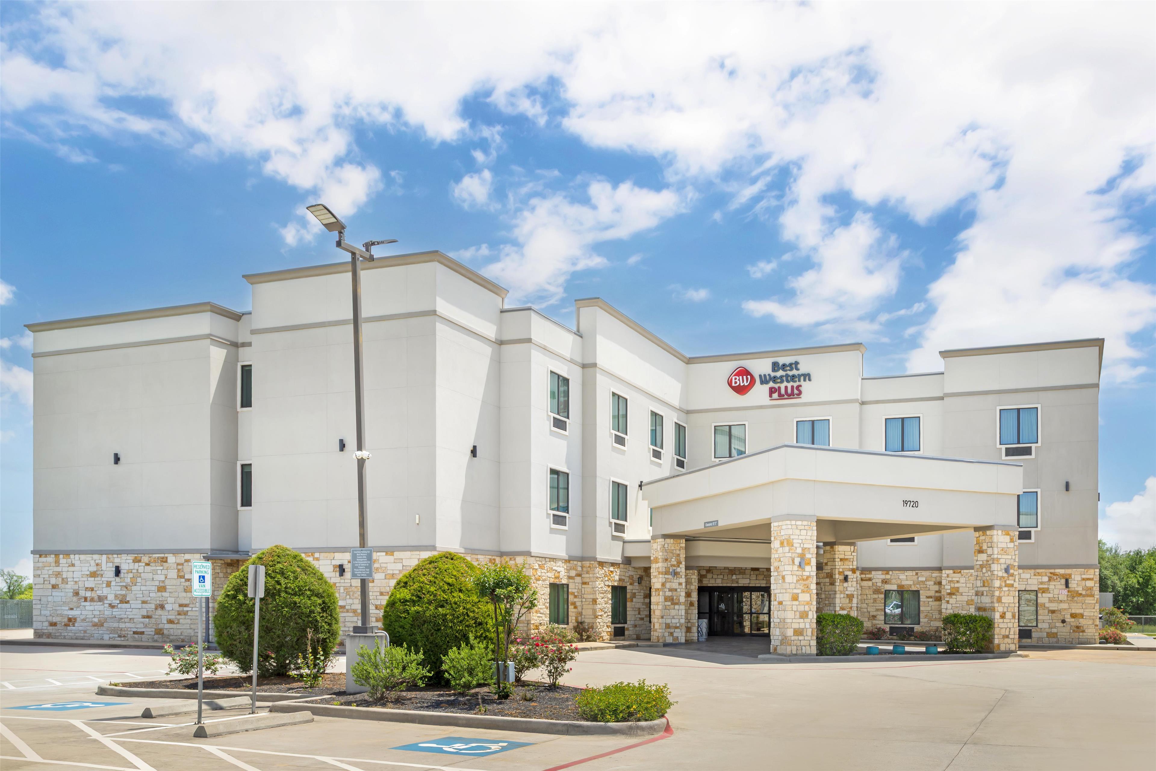 Vista Exterior Best Western Plus Waller Hotel