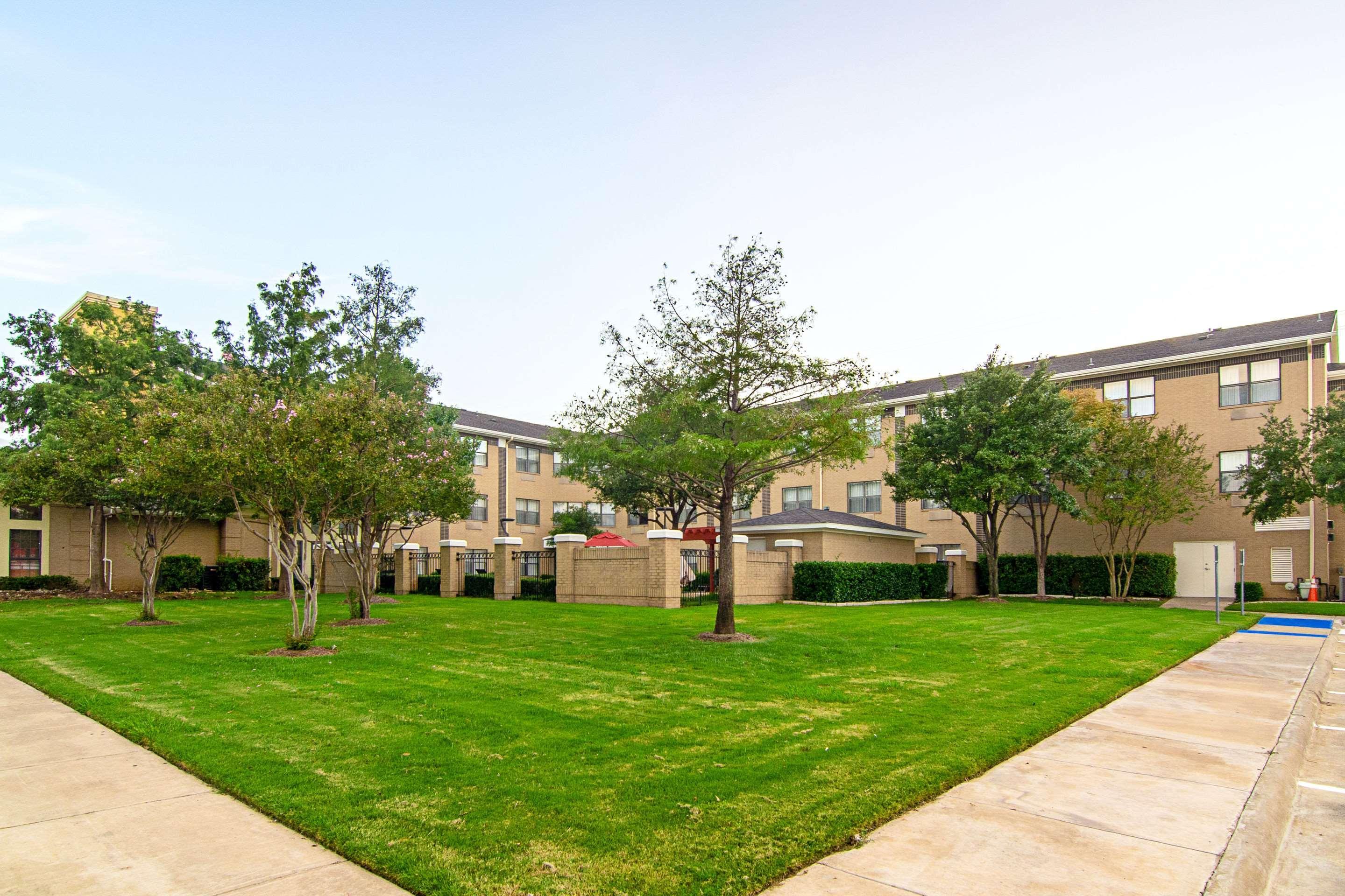 Vista Exterior Comfort Suites NW Dallas Near Love Field